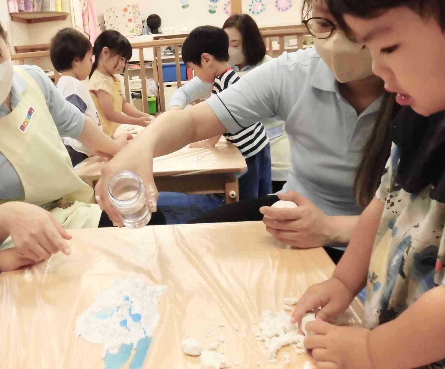 水をかけると粉の色が変わる様子をじーっと見ています。