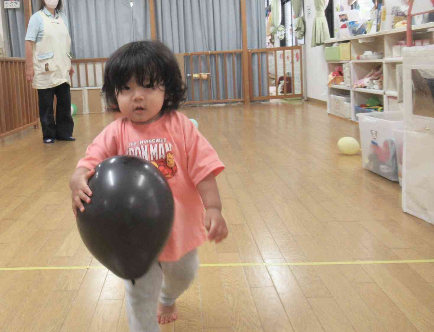 初めは風船に触れるのを躊躇っていましたが、慣れたら喜んでたくさん遊んでいました。