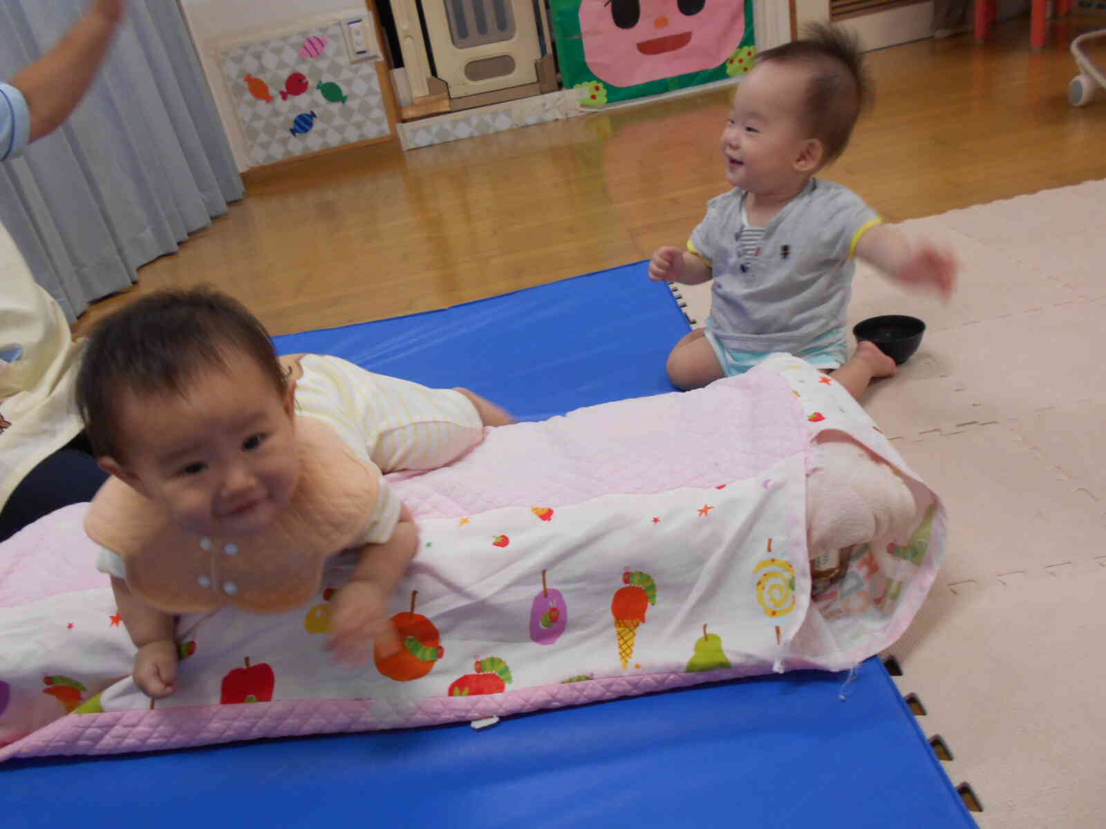 気温が高くて水遊びができなくても室内で体を動かして遊んでいます。