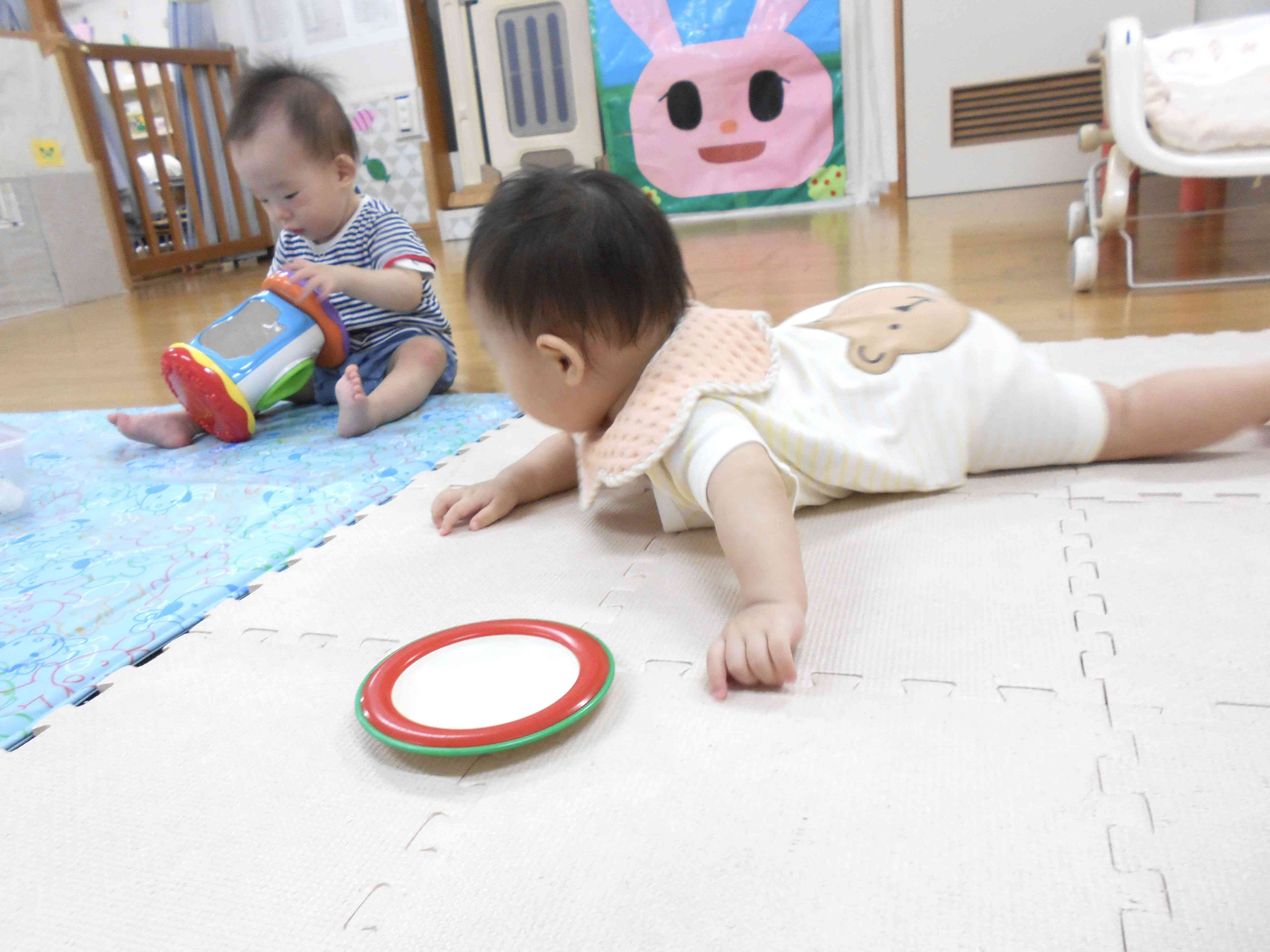 ズリバイからたまにハイハイするようになってきました！