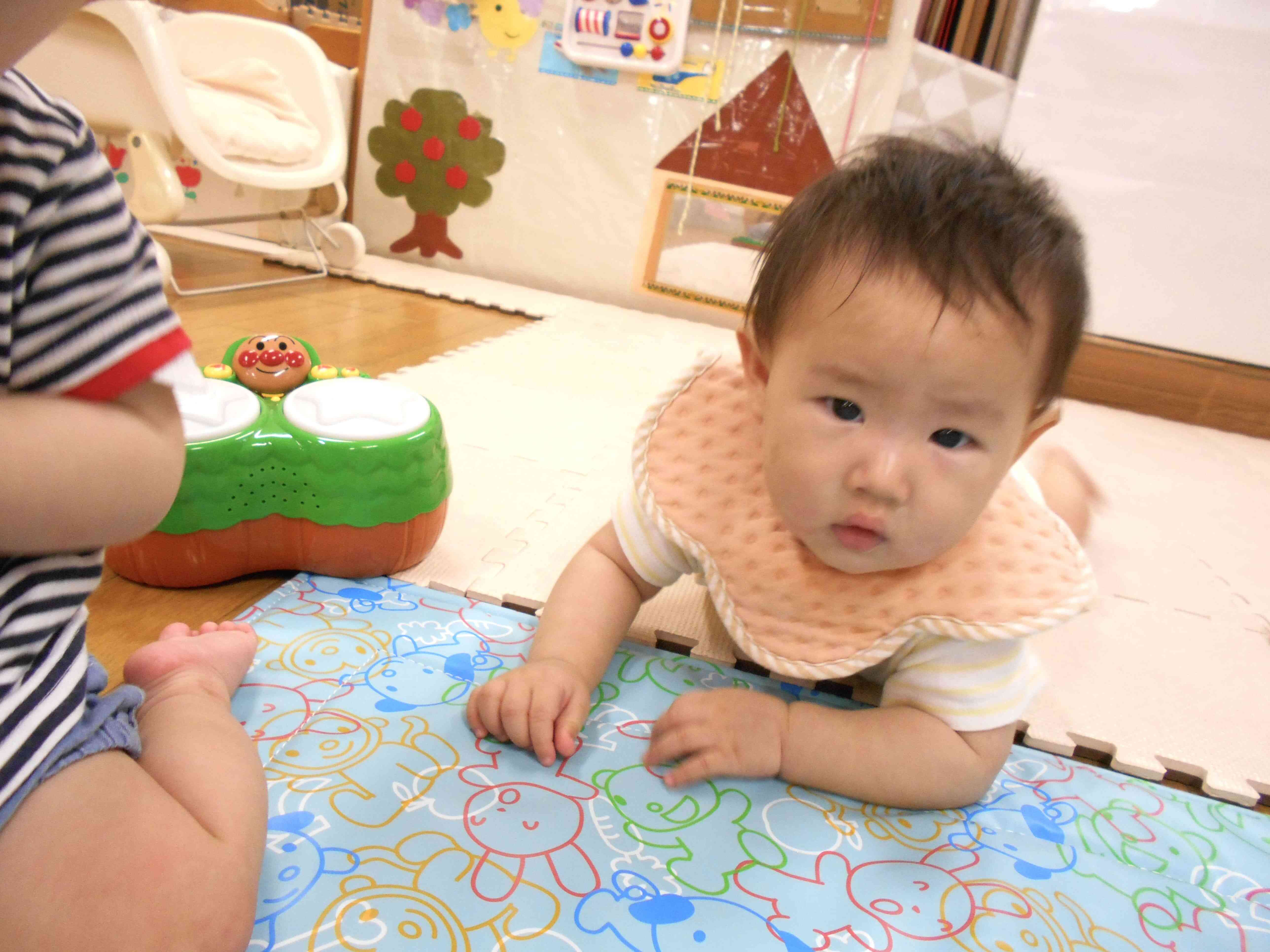8/12 うさぎ組（0歳児）さんの室内遊び