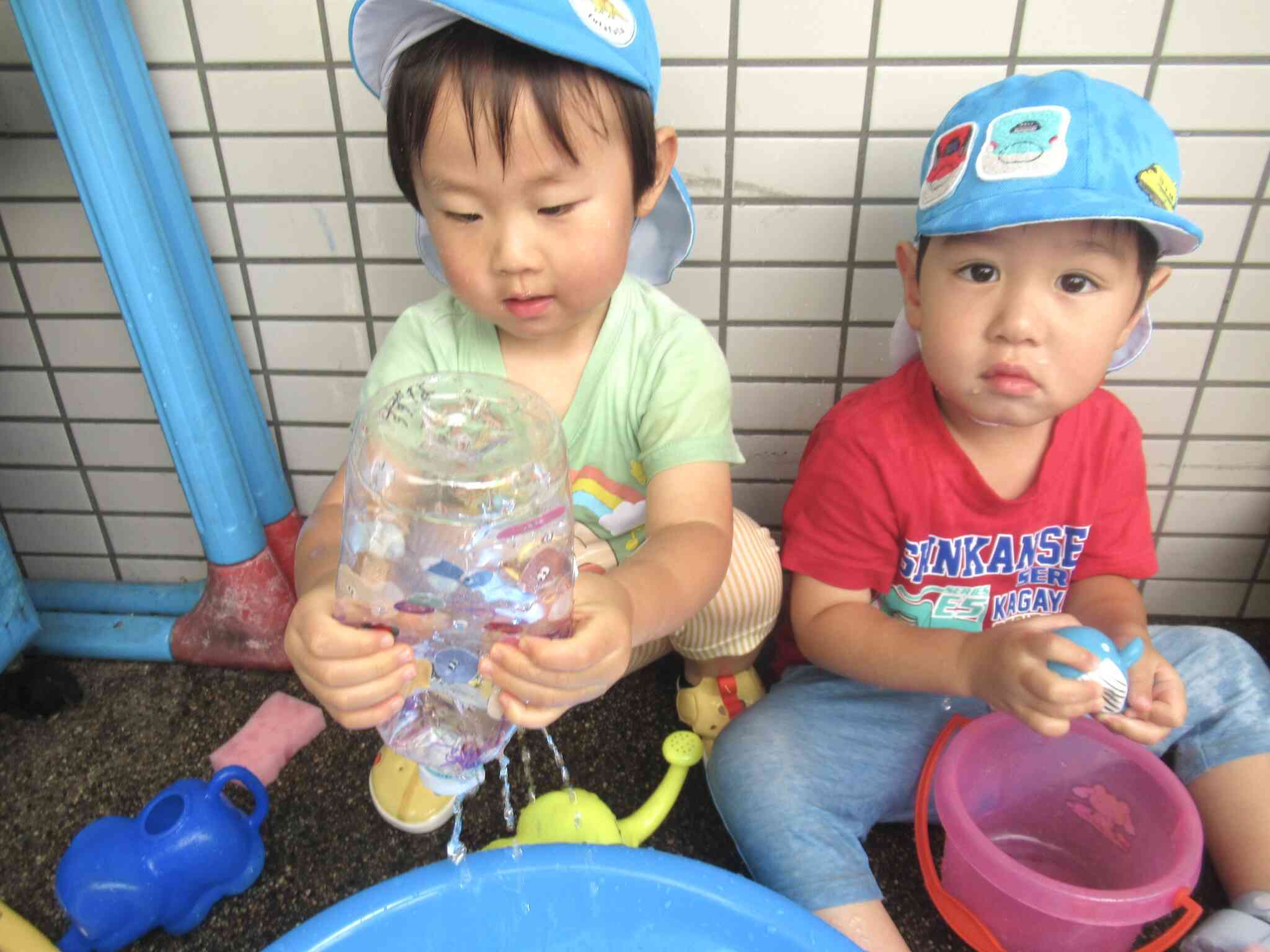 ペットボトルのシャワーがお気に入り♪