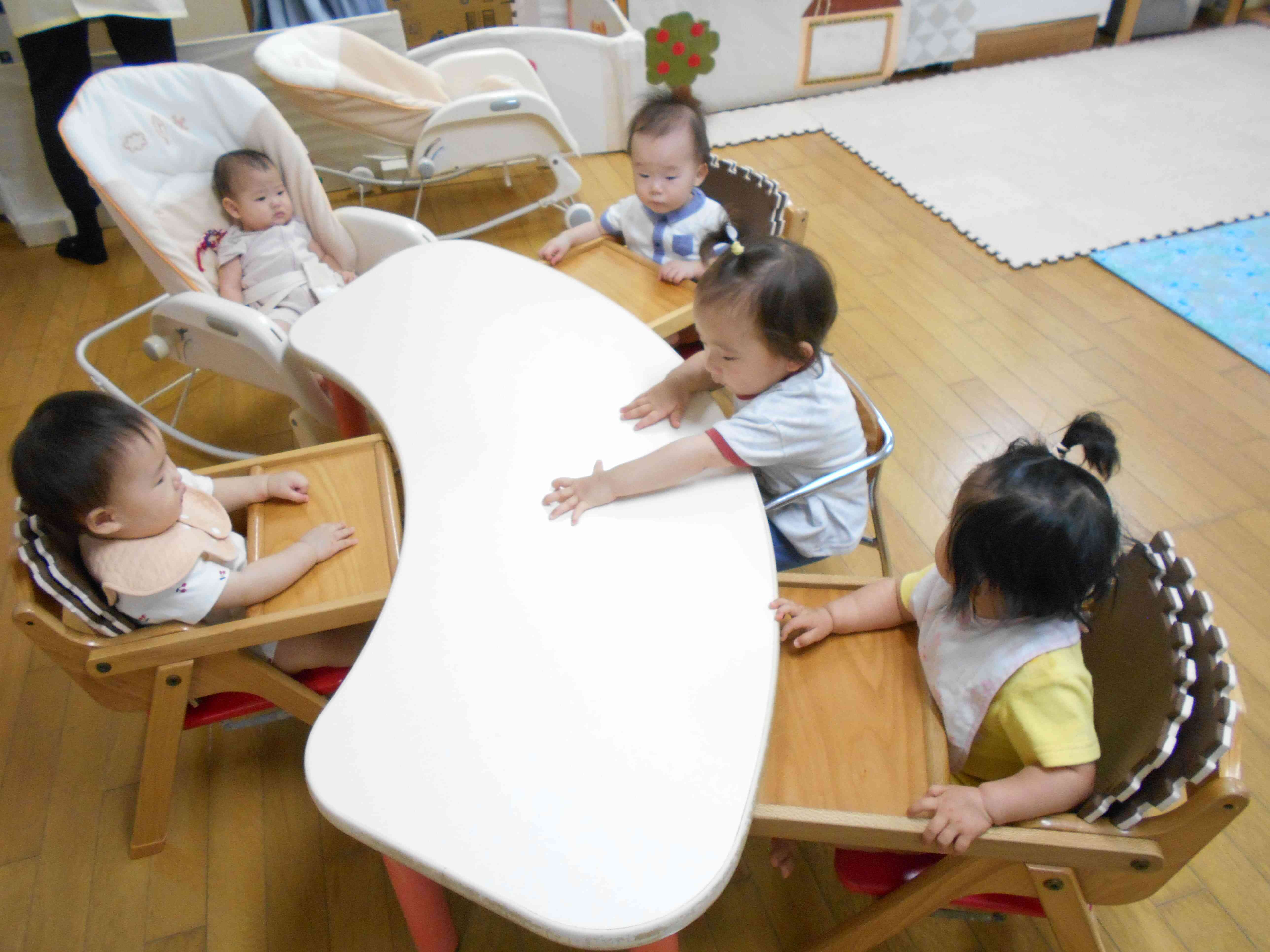 0歳児(うさぎ組)夏の感触遊び