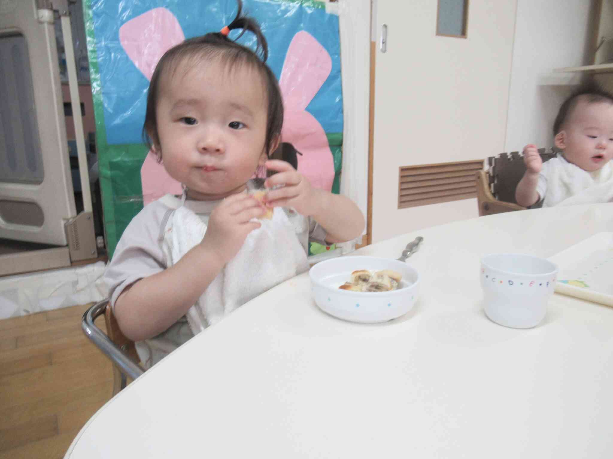 うさぎ組(0歳児)さんもケーキを美味しくいただきました!