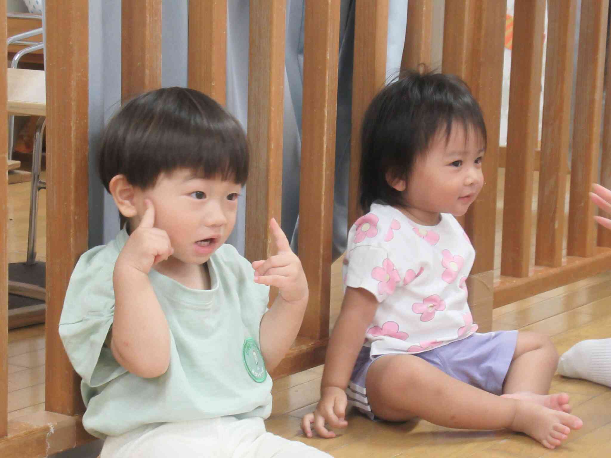 先生の手の動きの真似をして歌っています♪