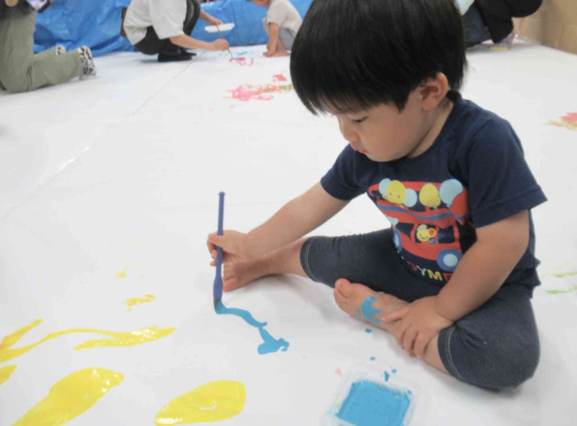 きりん組(2歳児)さんのやっている様子を見てマネする、ぱんだ組(1歳児)さん♪
