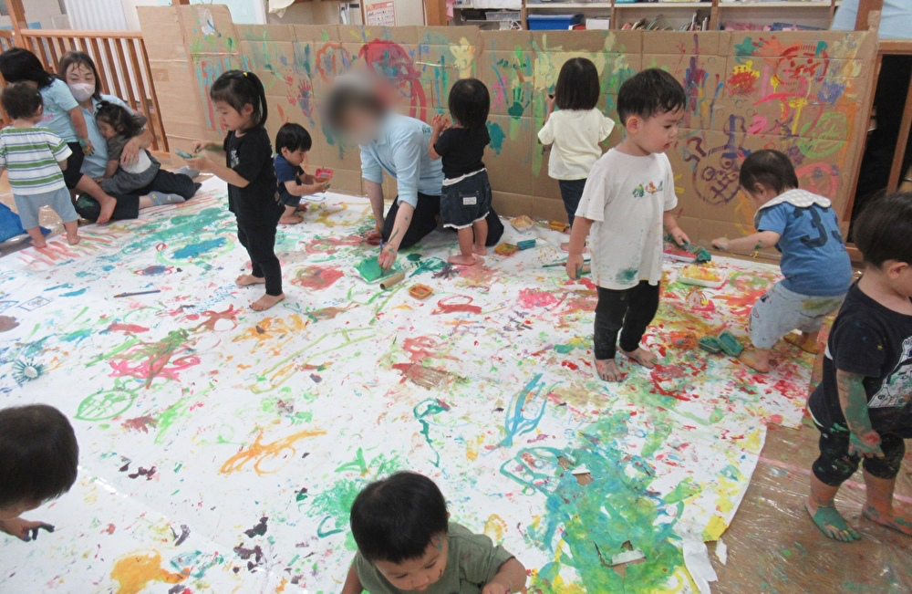 楽しみにしていた、絵の具あそびスタート！