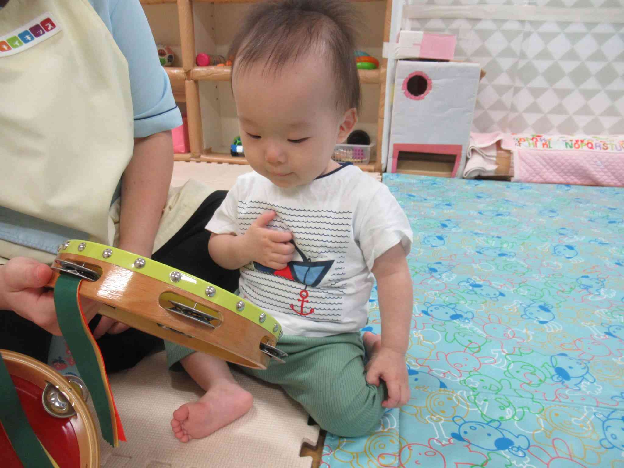 これなんだろう…と不思議そうな様子。