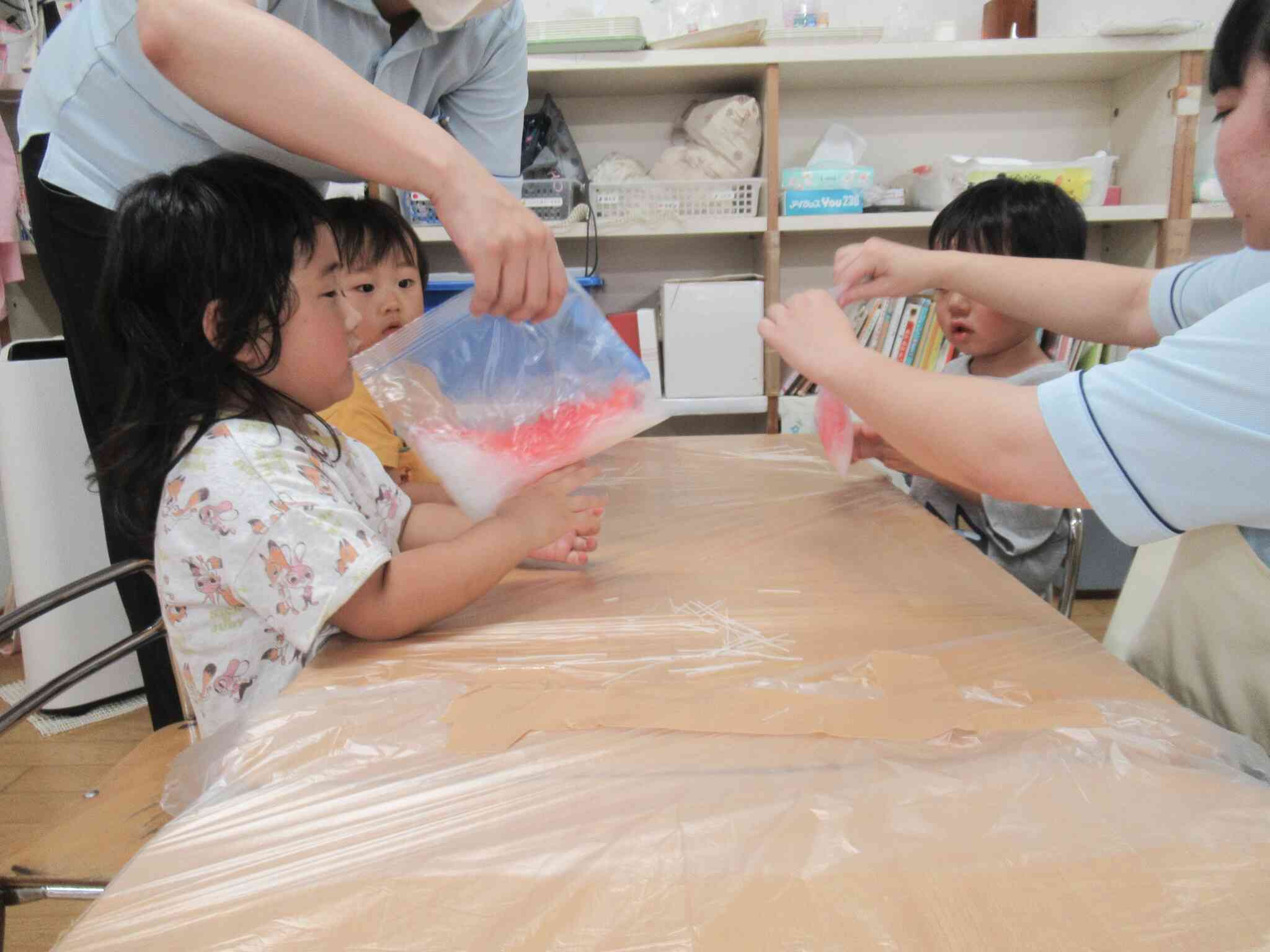 きりん組(2歳児)さんは春雨に色をつける作業にも挑戦しました!