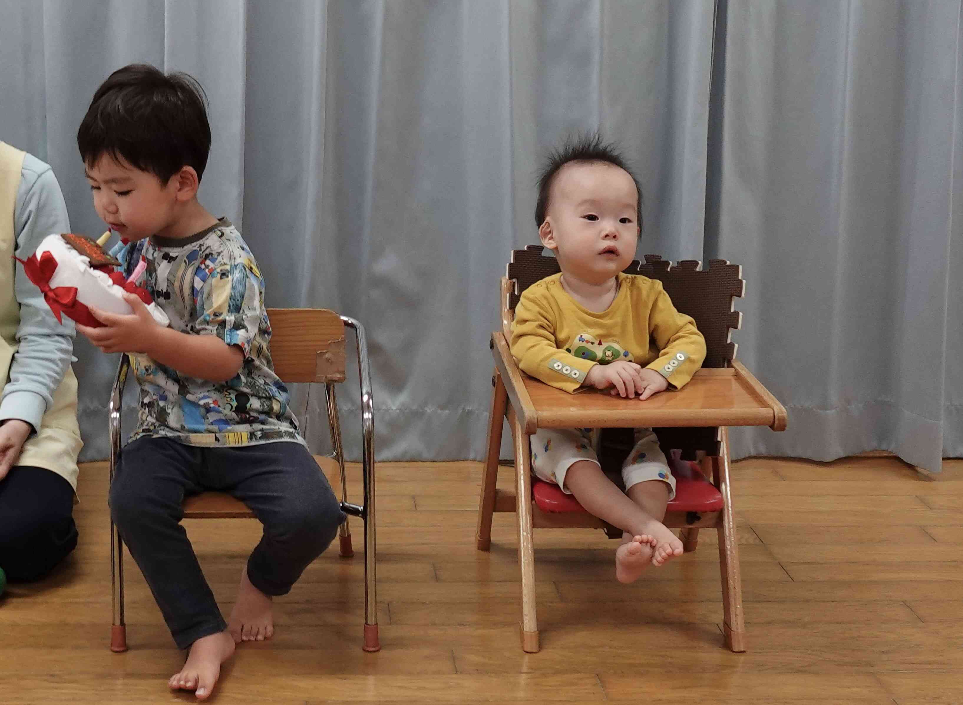 ケーキのろうそくを「ふー」と吹き消しています♪