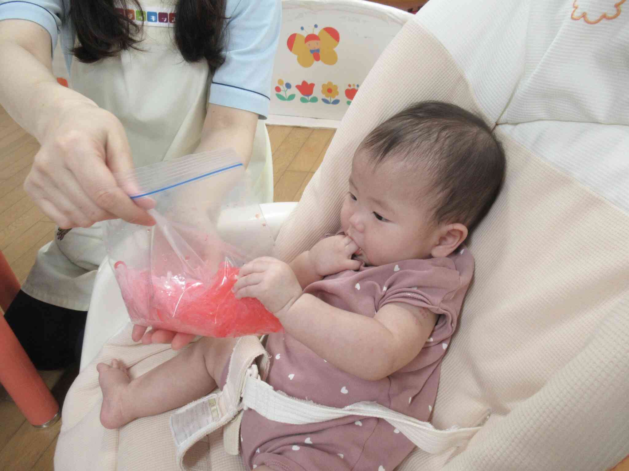 月齢の小さいお友だちも袋の上から触ってみました♪