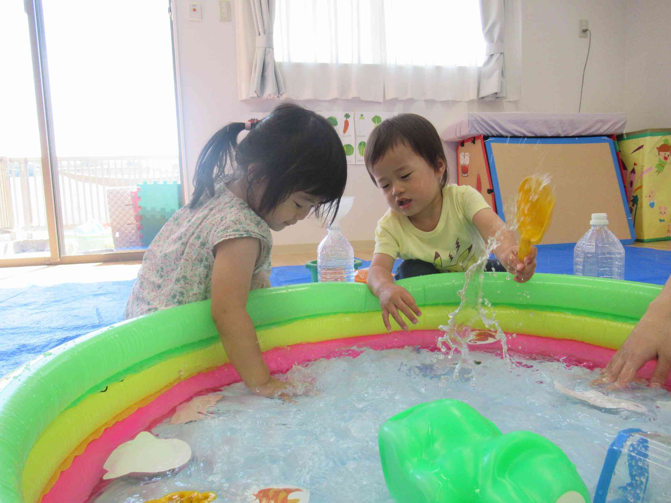 お部屋の中で水遊び