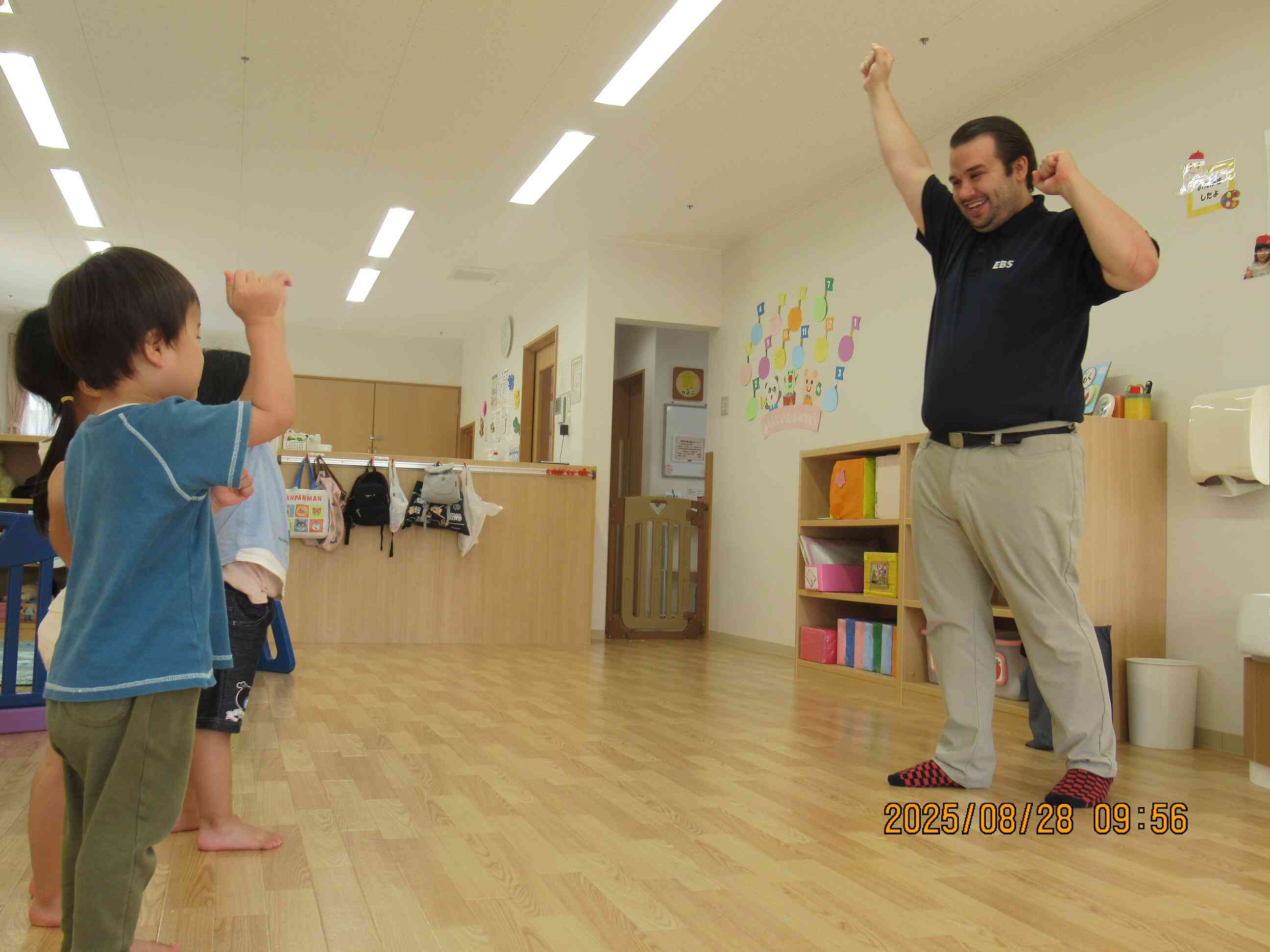 英語でもしっかり体を動かします！