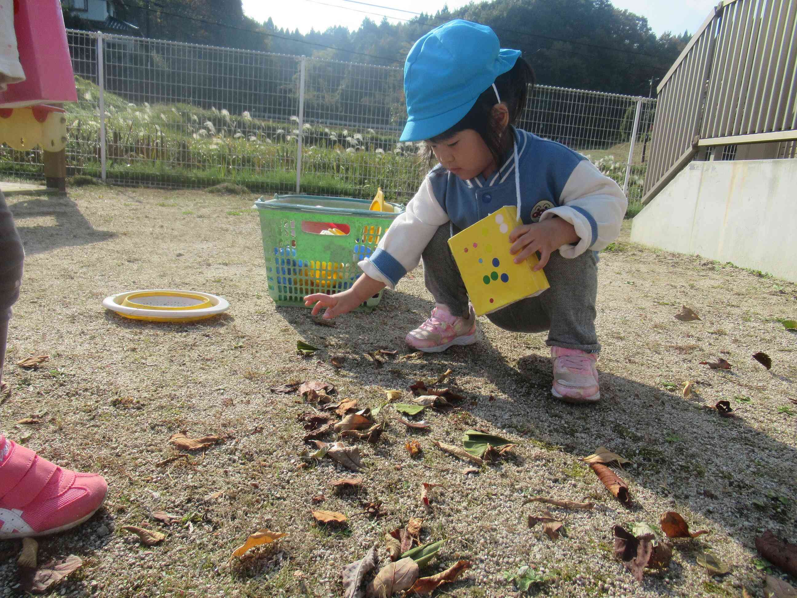 落ち葉で遊んだよ。