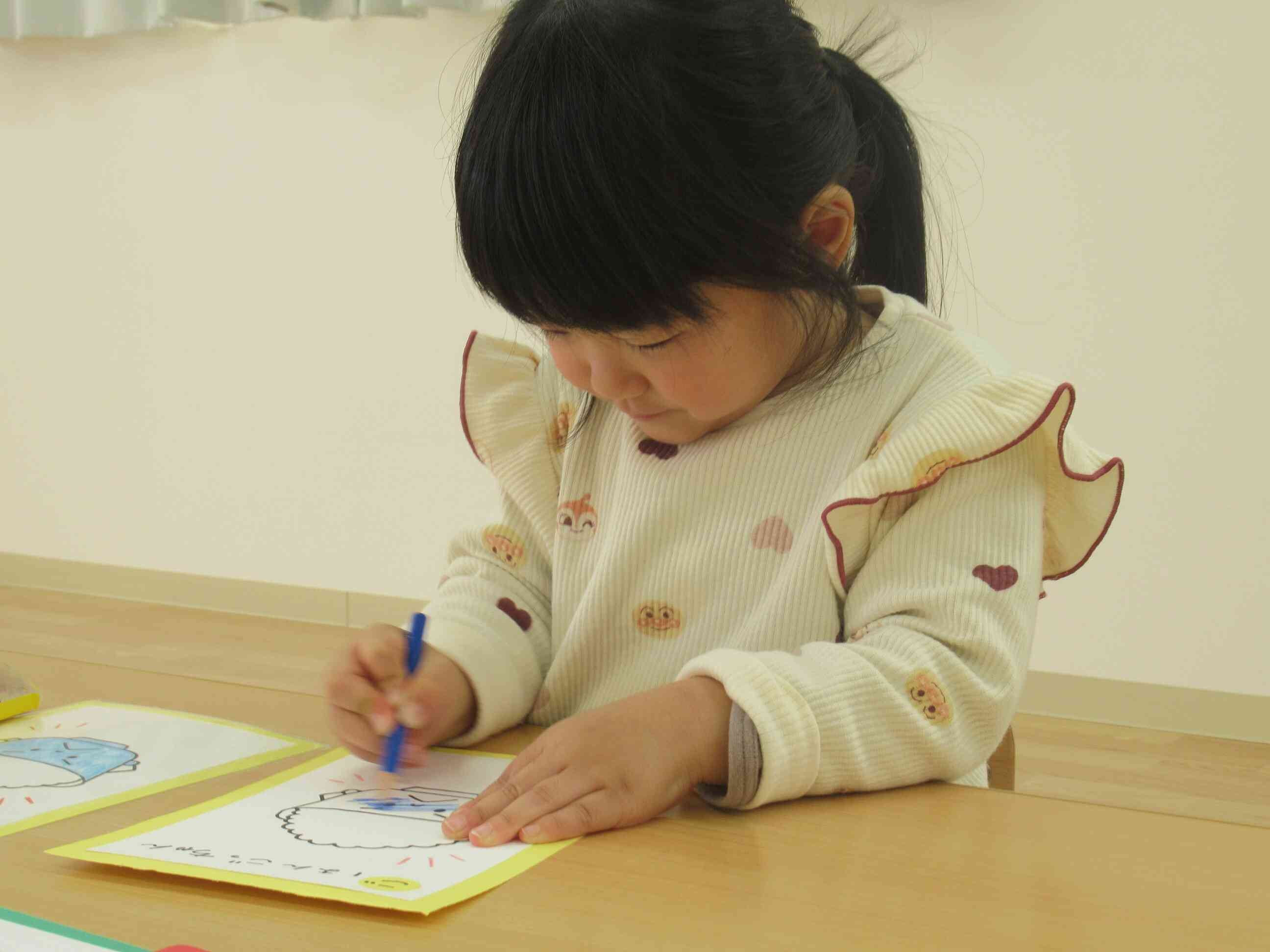 塗り絵楽しいよ。