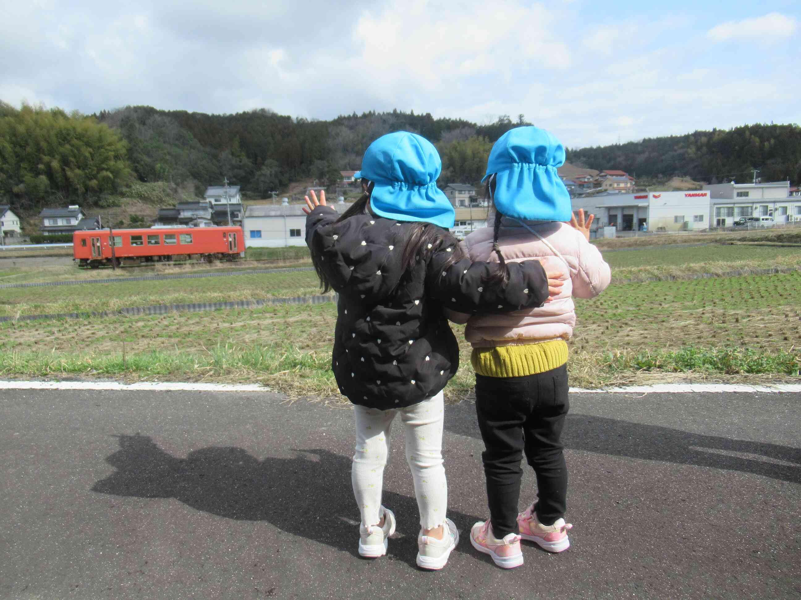 「電車さん怖くないよ。大丈夫だよ」