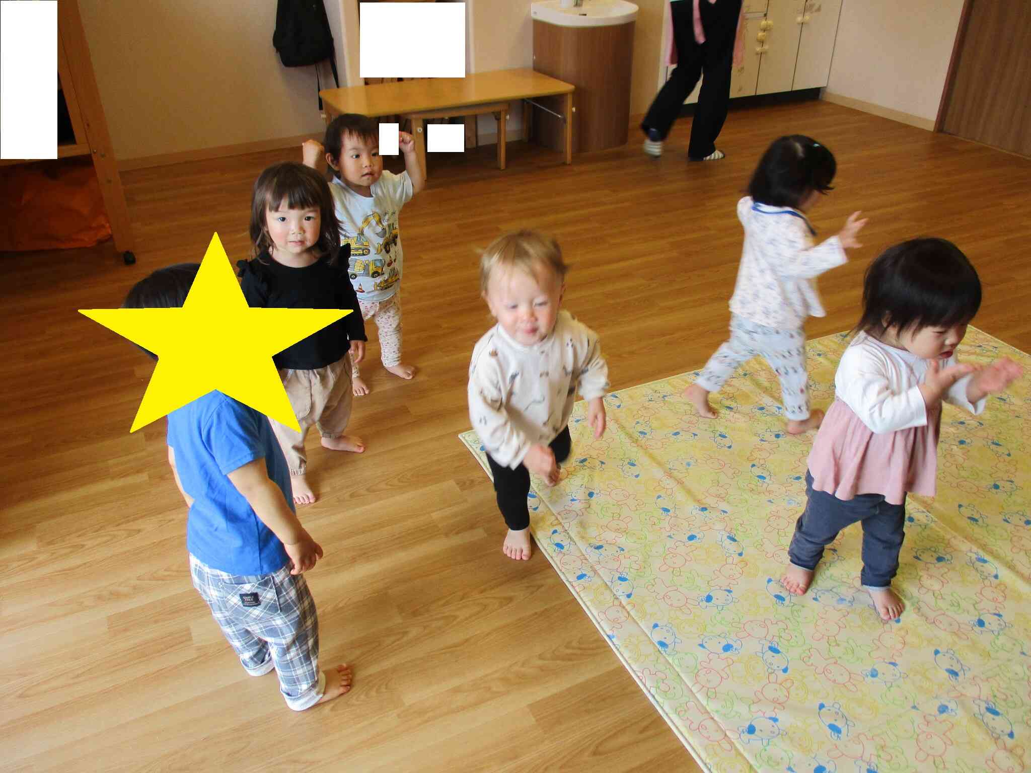 0歳児　ひよこ組　ダンス
