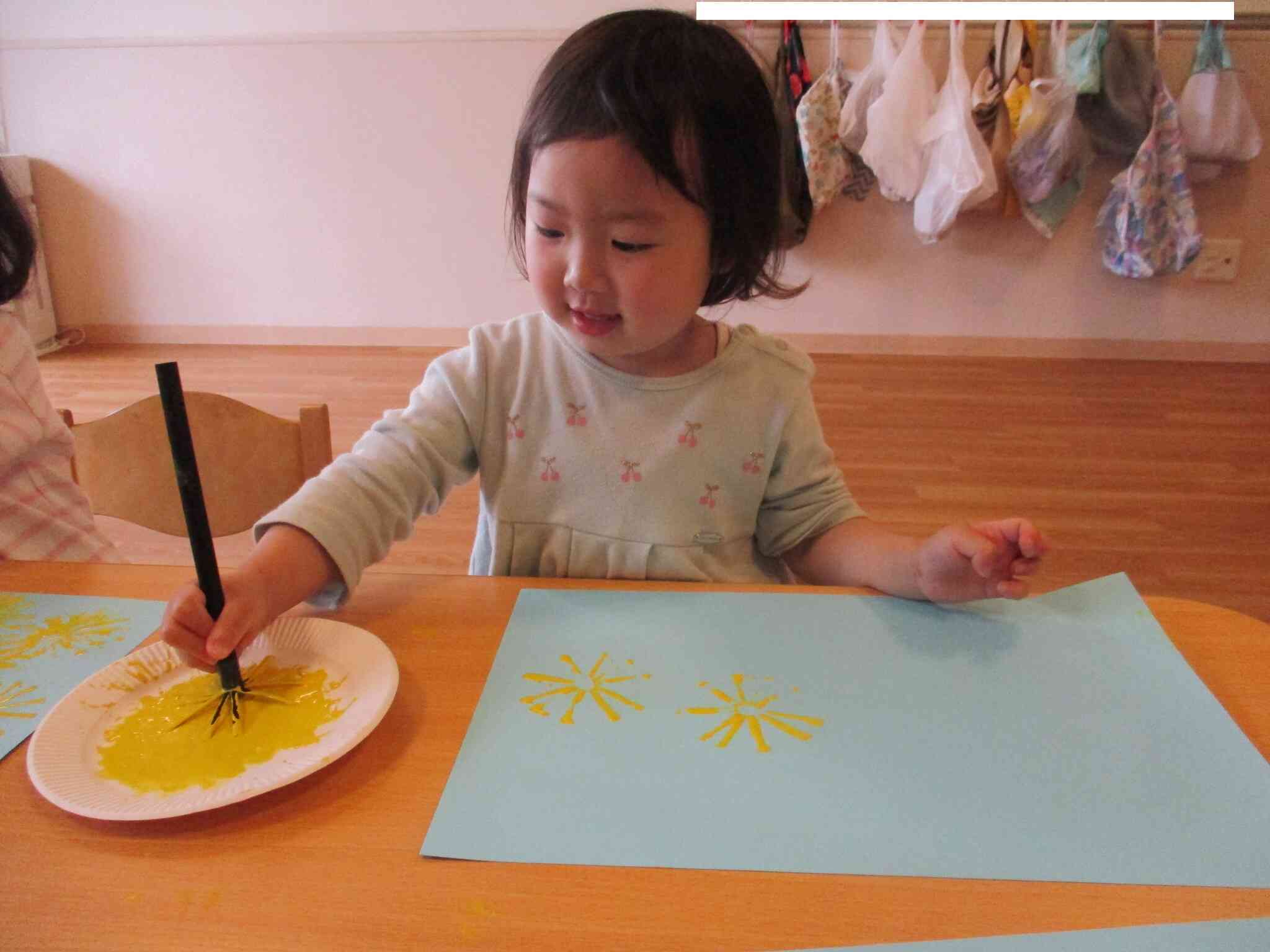 2歳児　うさぎ組　製作「たんぽぽ」①