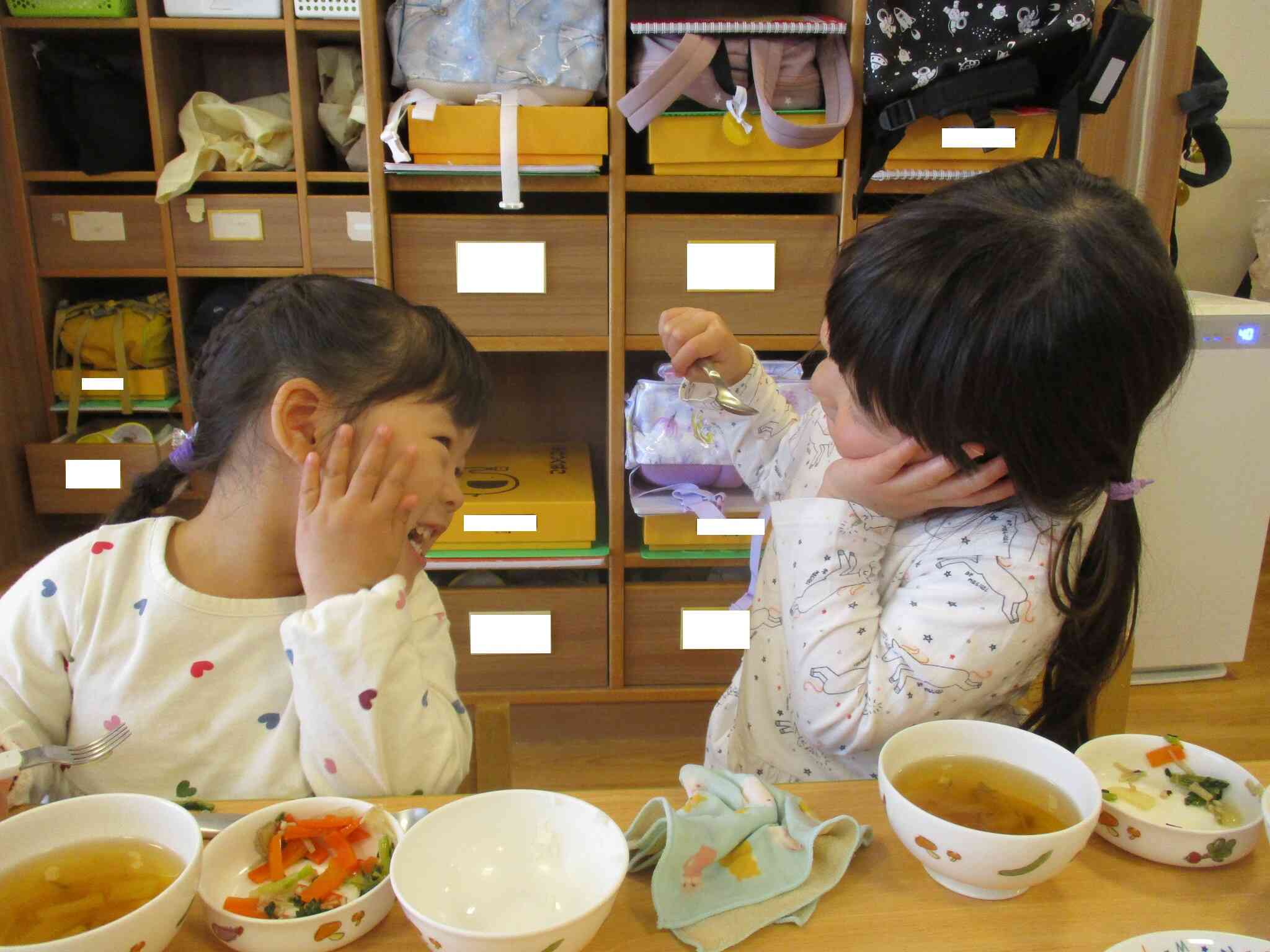 3歳児　りす組　給食中の1コマ