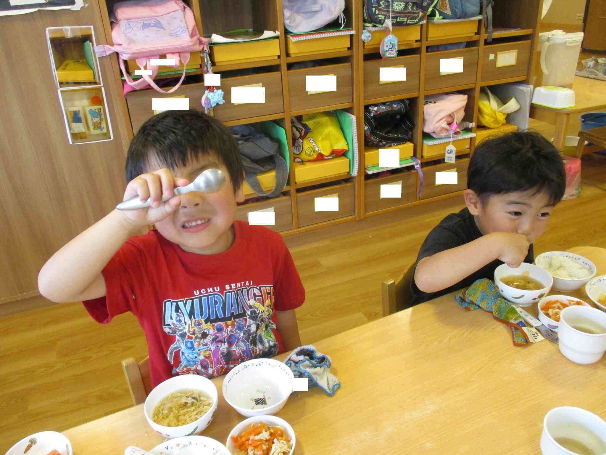 4歳児　ぱんだ組　給食の様子