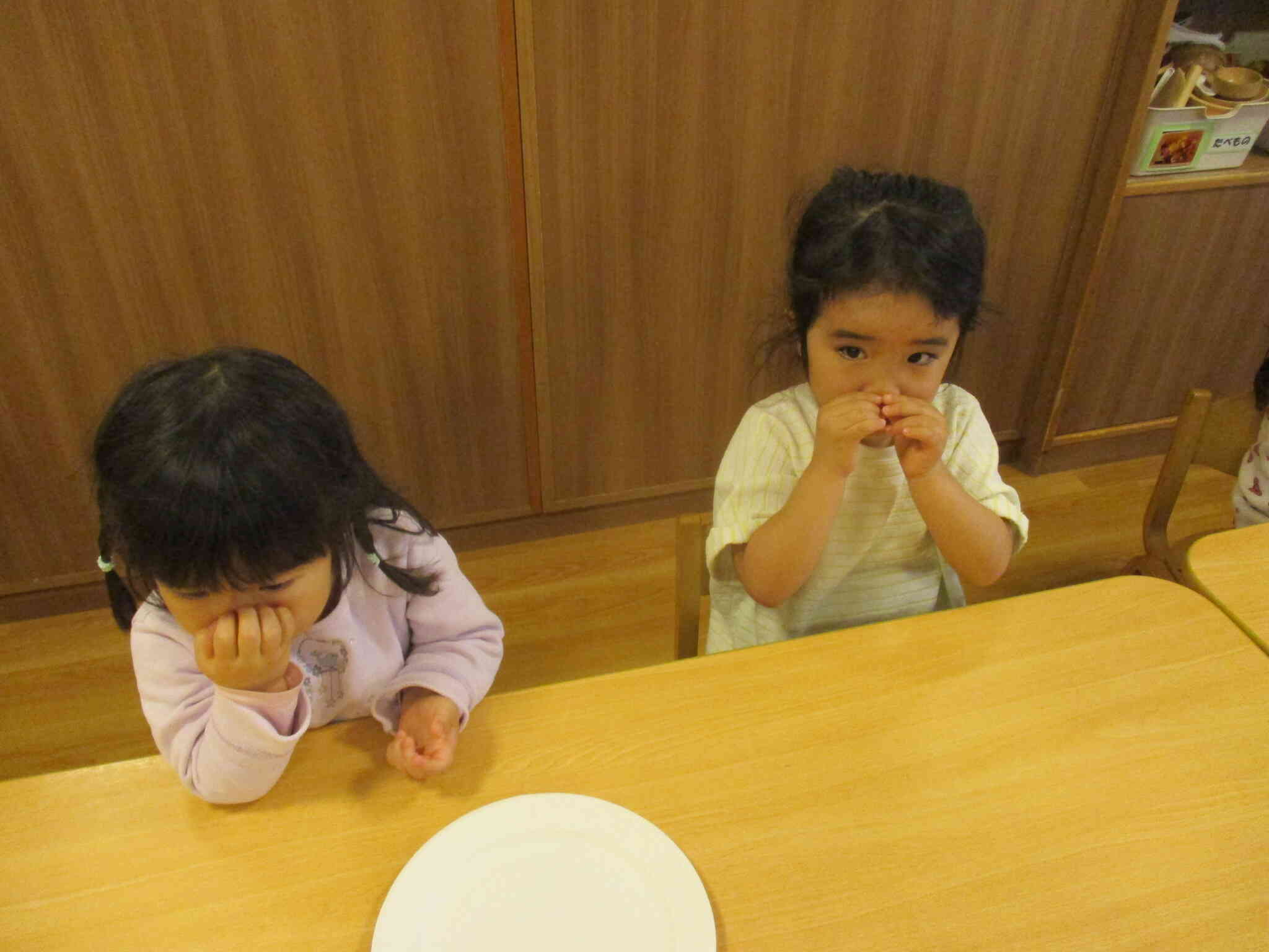 かしわ餅を触った後のてをくんくんくん…(笑)
