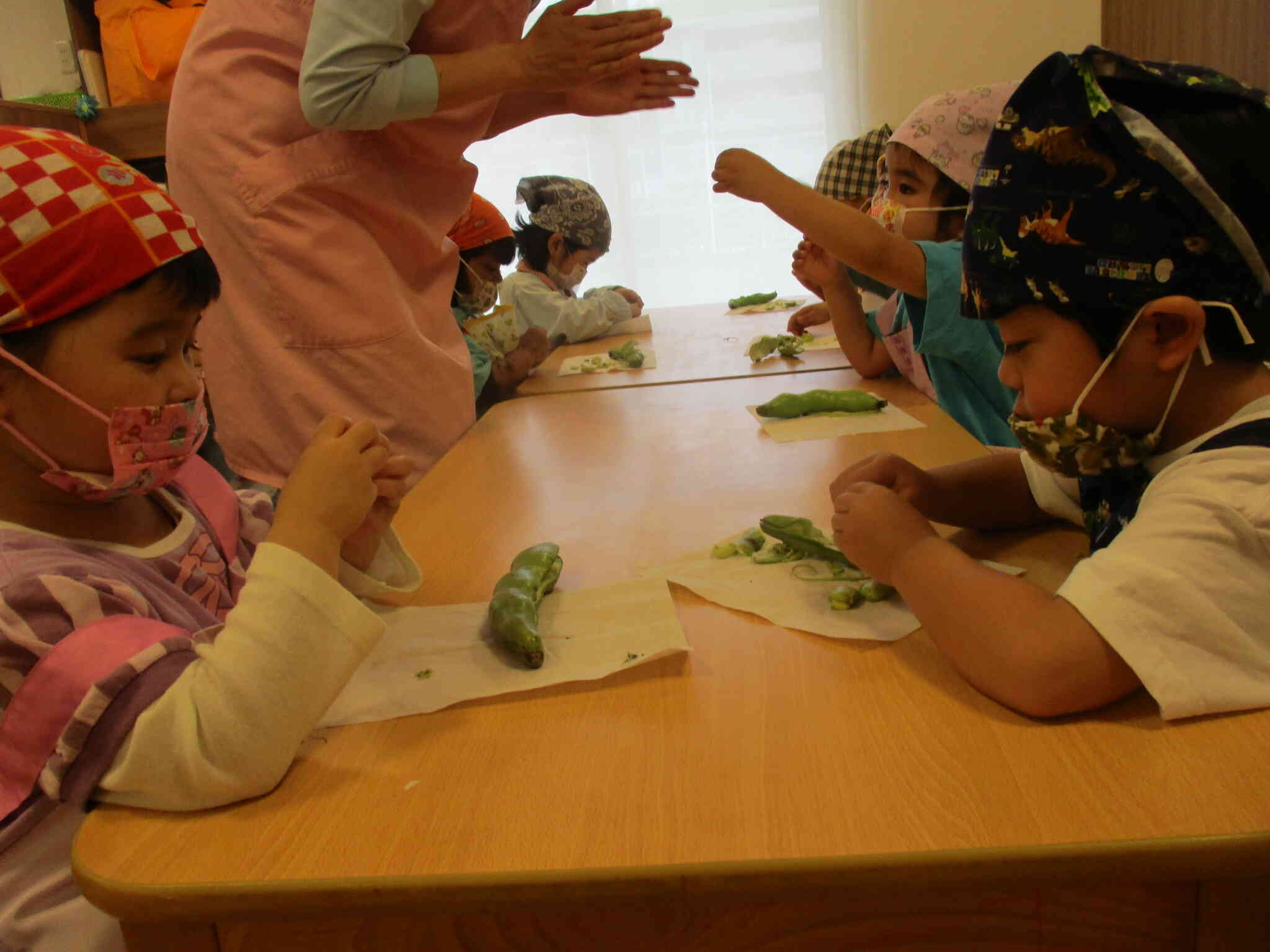 3歳児　りす組　食育「そらまめの皮むき」