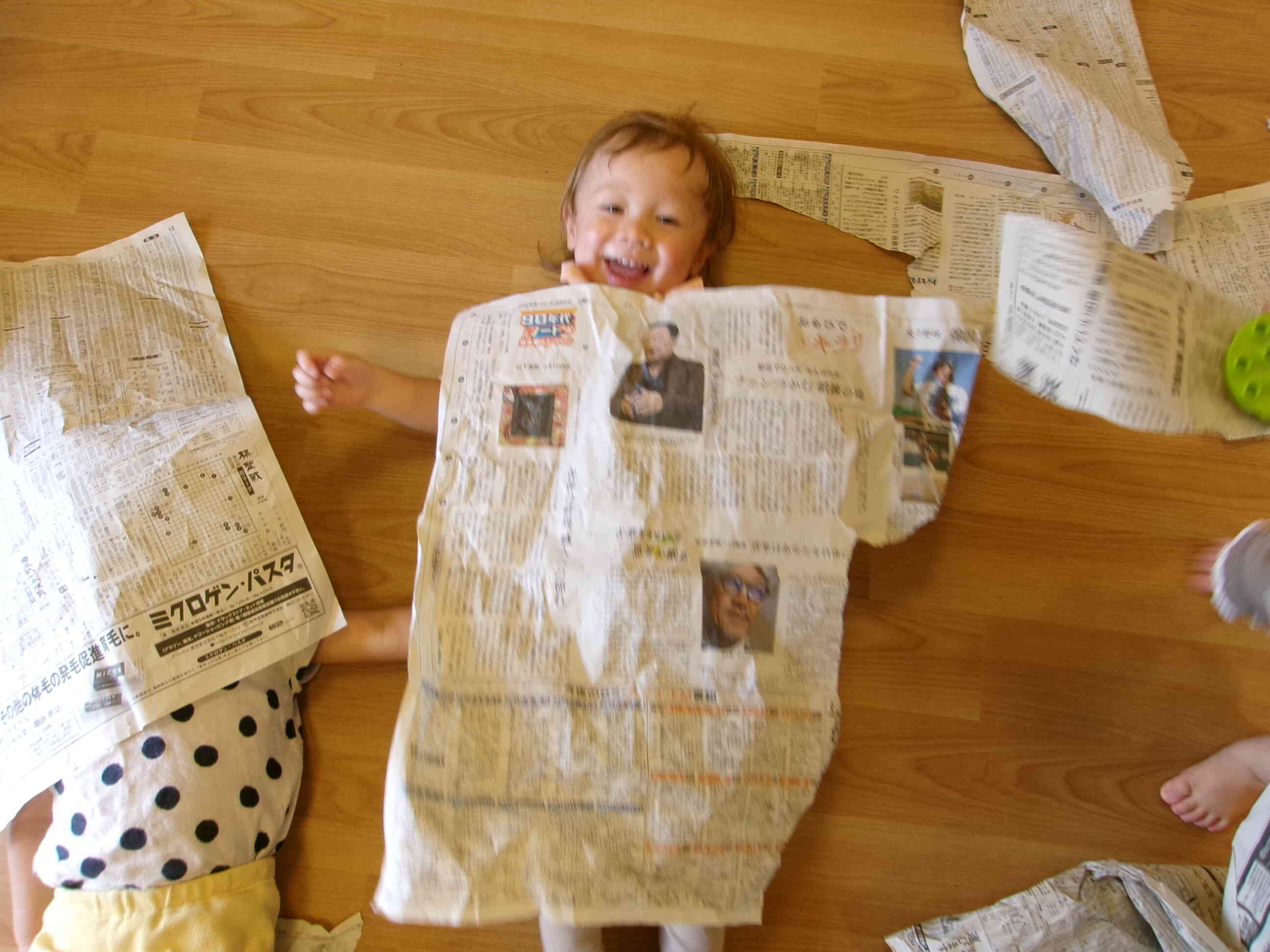 1歳児　あひる組　新聞紙遊び