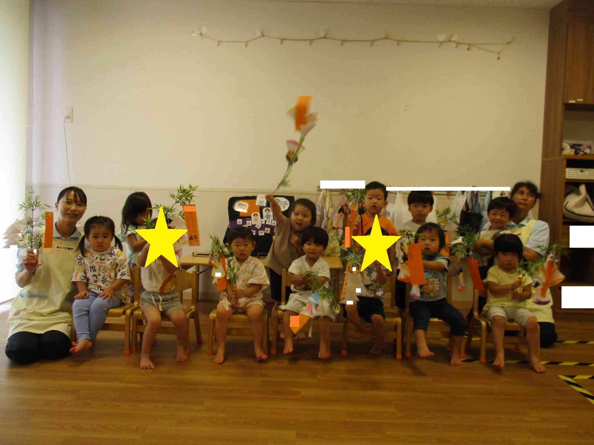 最後は、全員で製作した七夕飾りを持ってお写真を撮りました！！