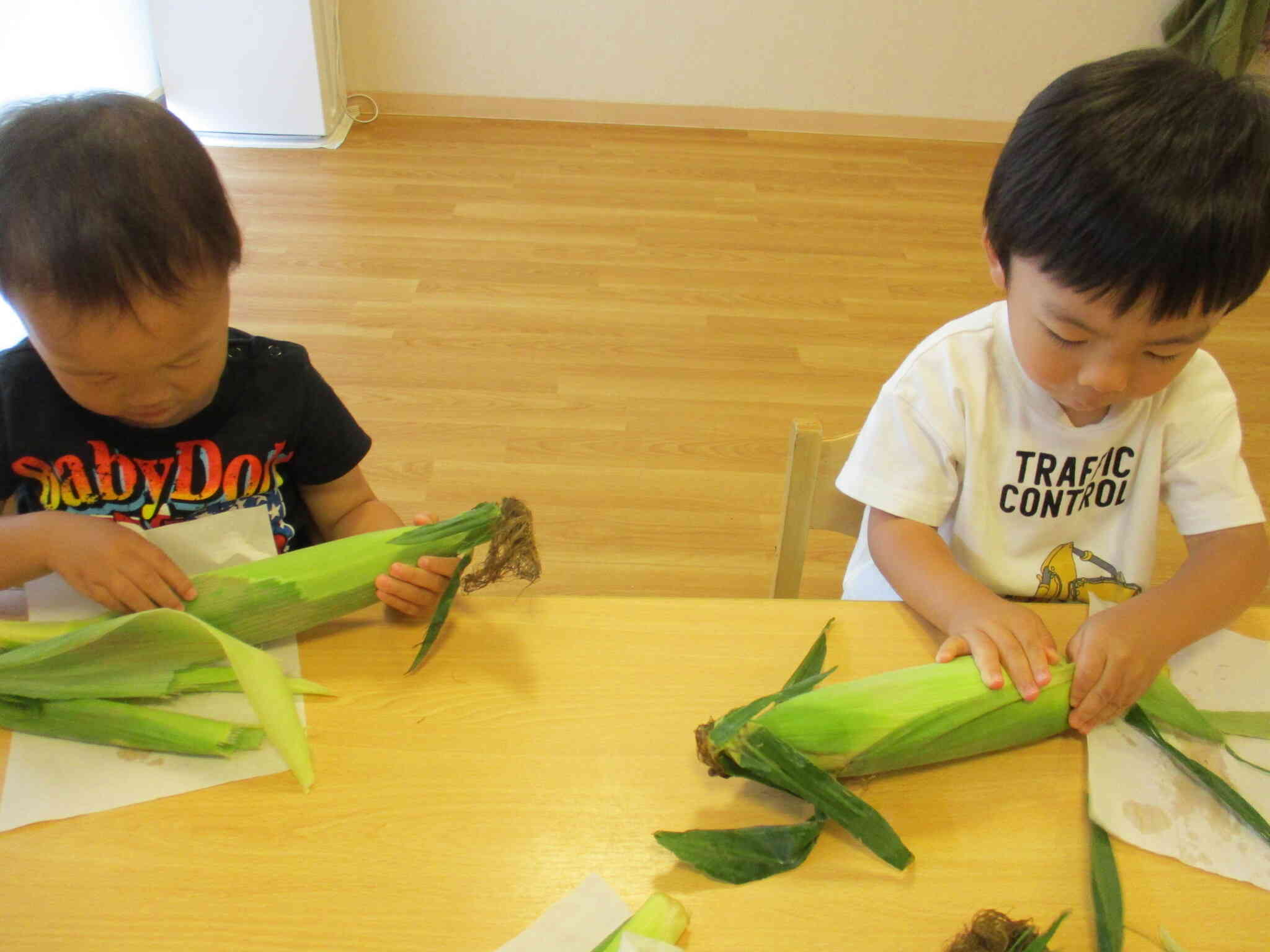 2歳児クラス　うさぎ組　食育「とうもろこしの皮むき」