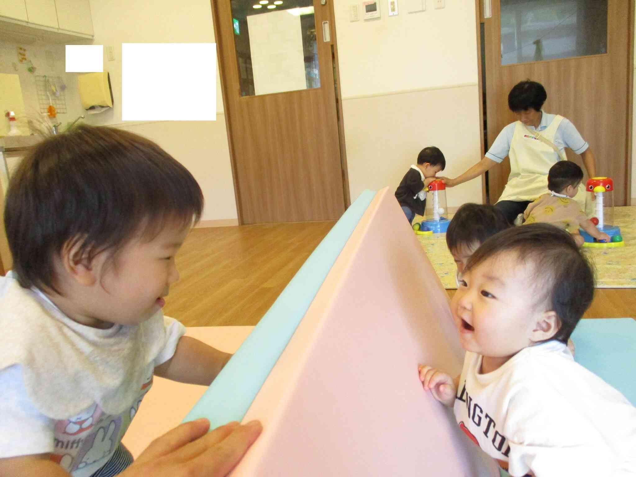 0歳児クラス　ひよこ組　マット遊び