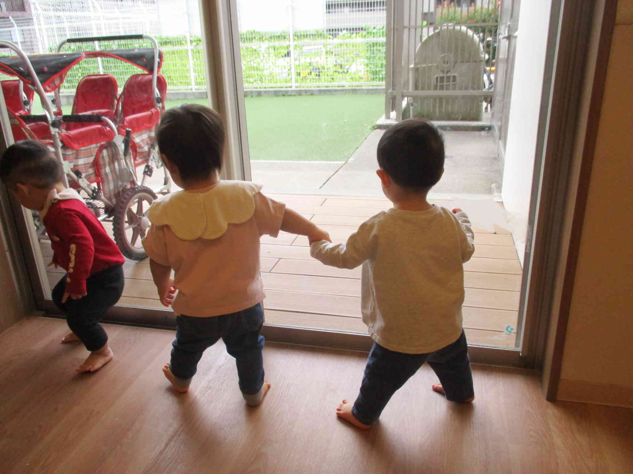 0歳児クラス　ひよこ組　朝の一コマ