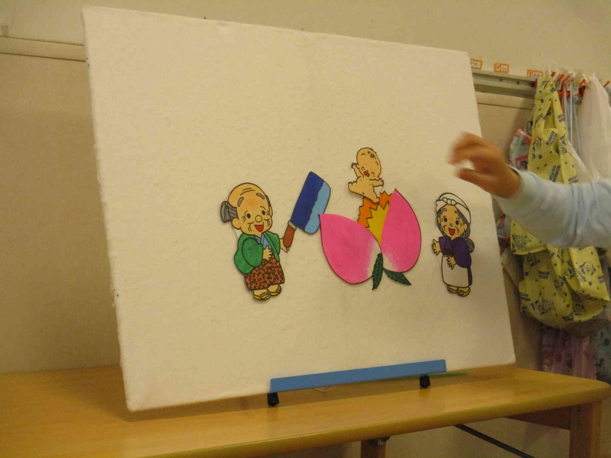 先生からのお楽しみは、桃太郎のパネルシアターでした♪