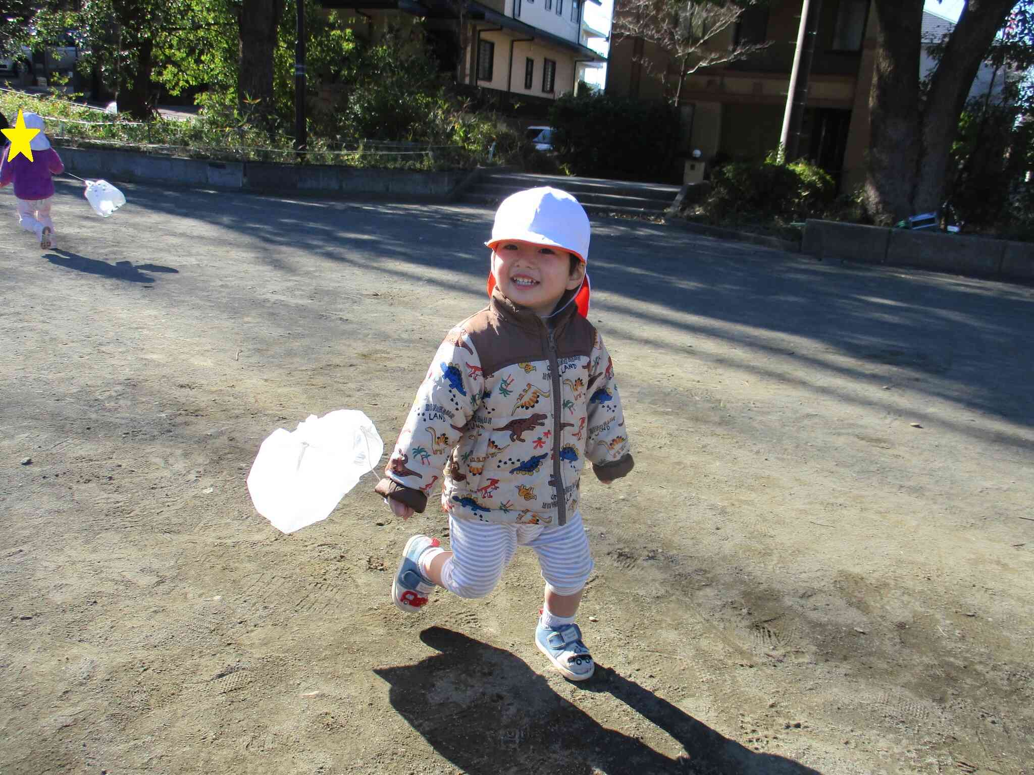 2歳児クラス　うさぎ組　凧あげ