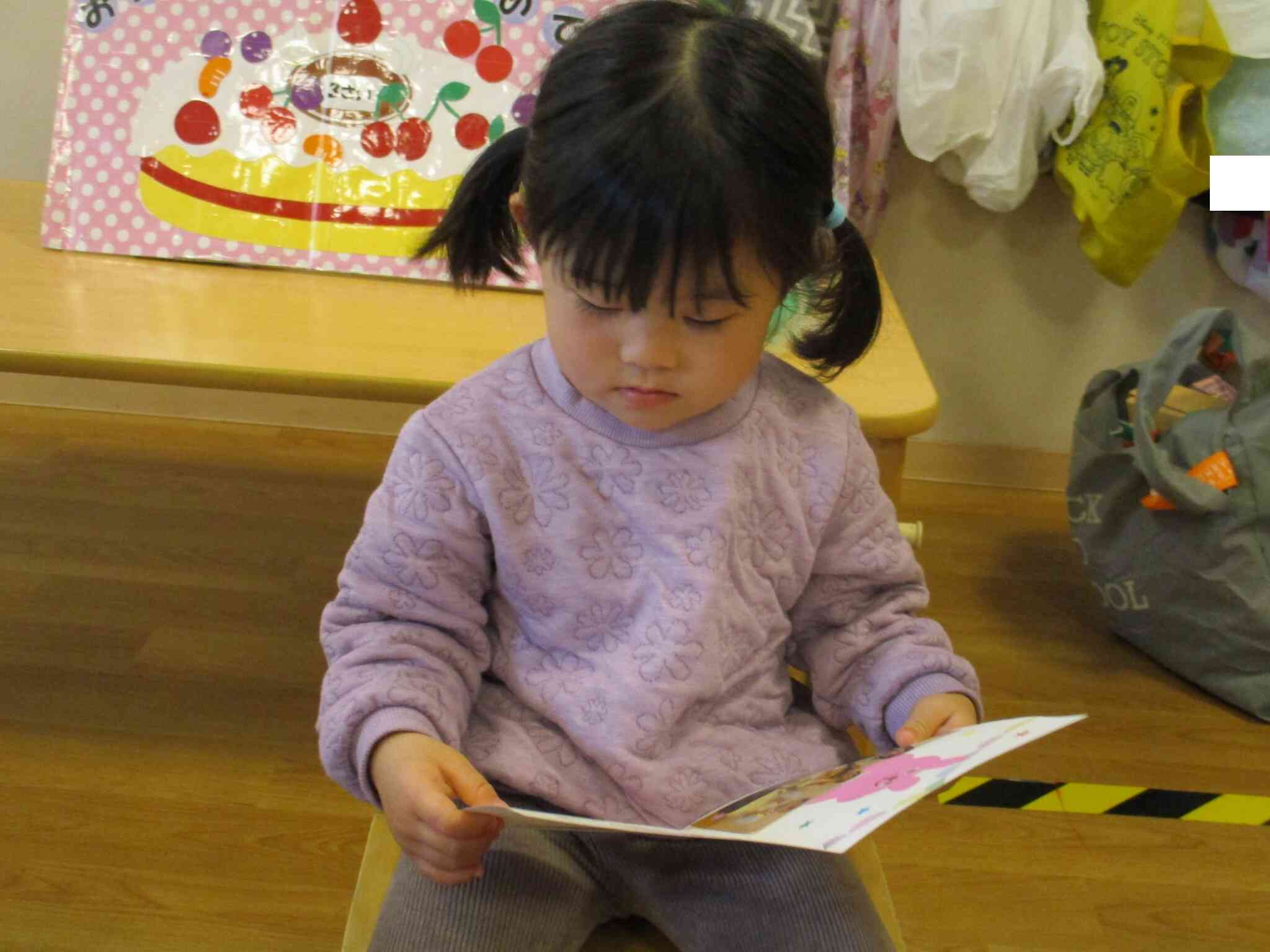 お誕生カードをじっくり見てくれています♪