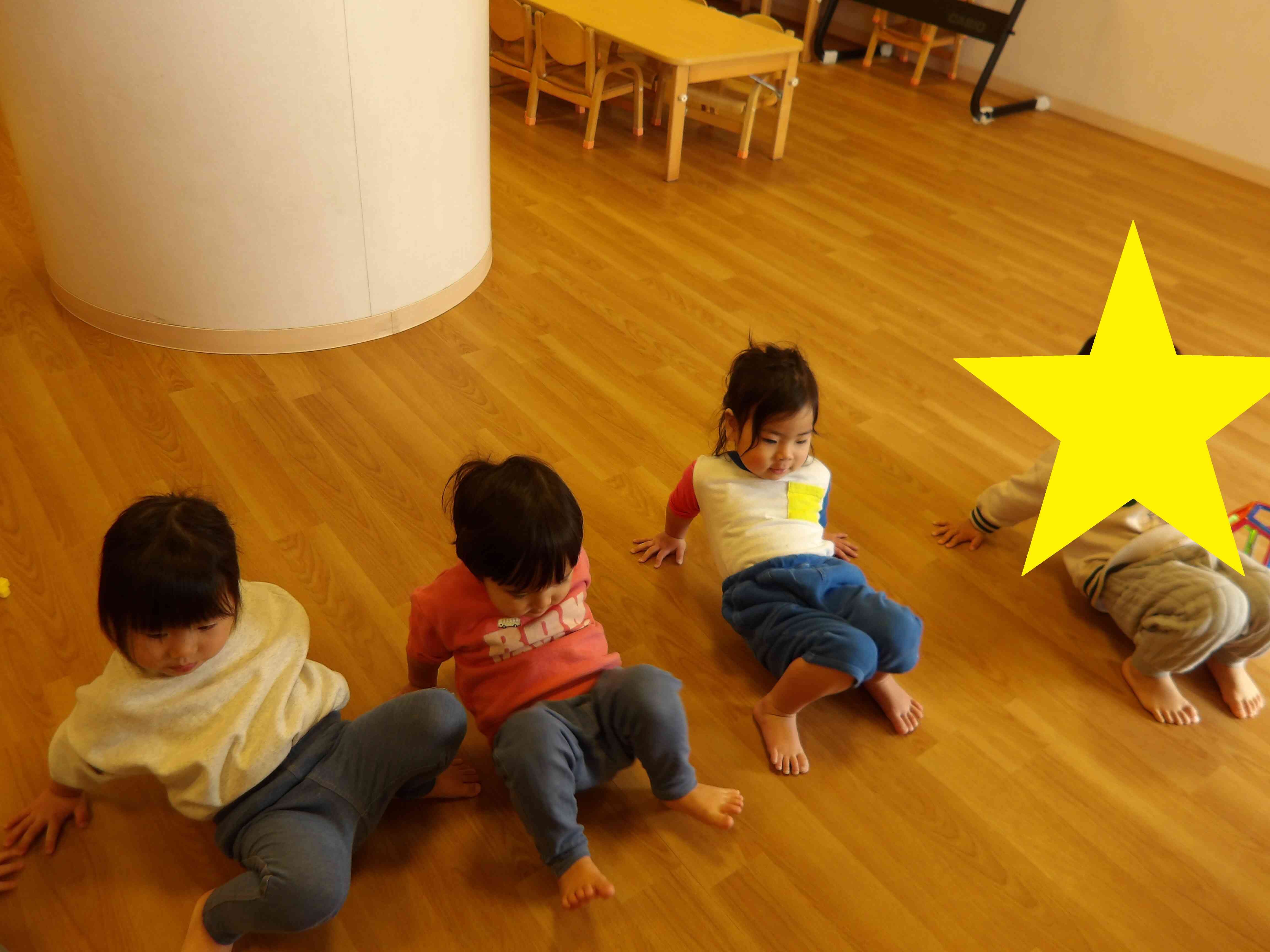 １歳児クラス　あひる組　ブリッジに挑戦！