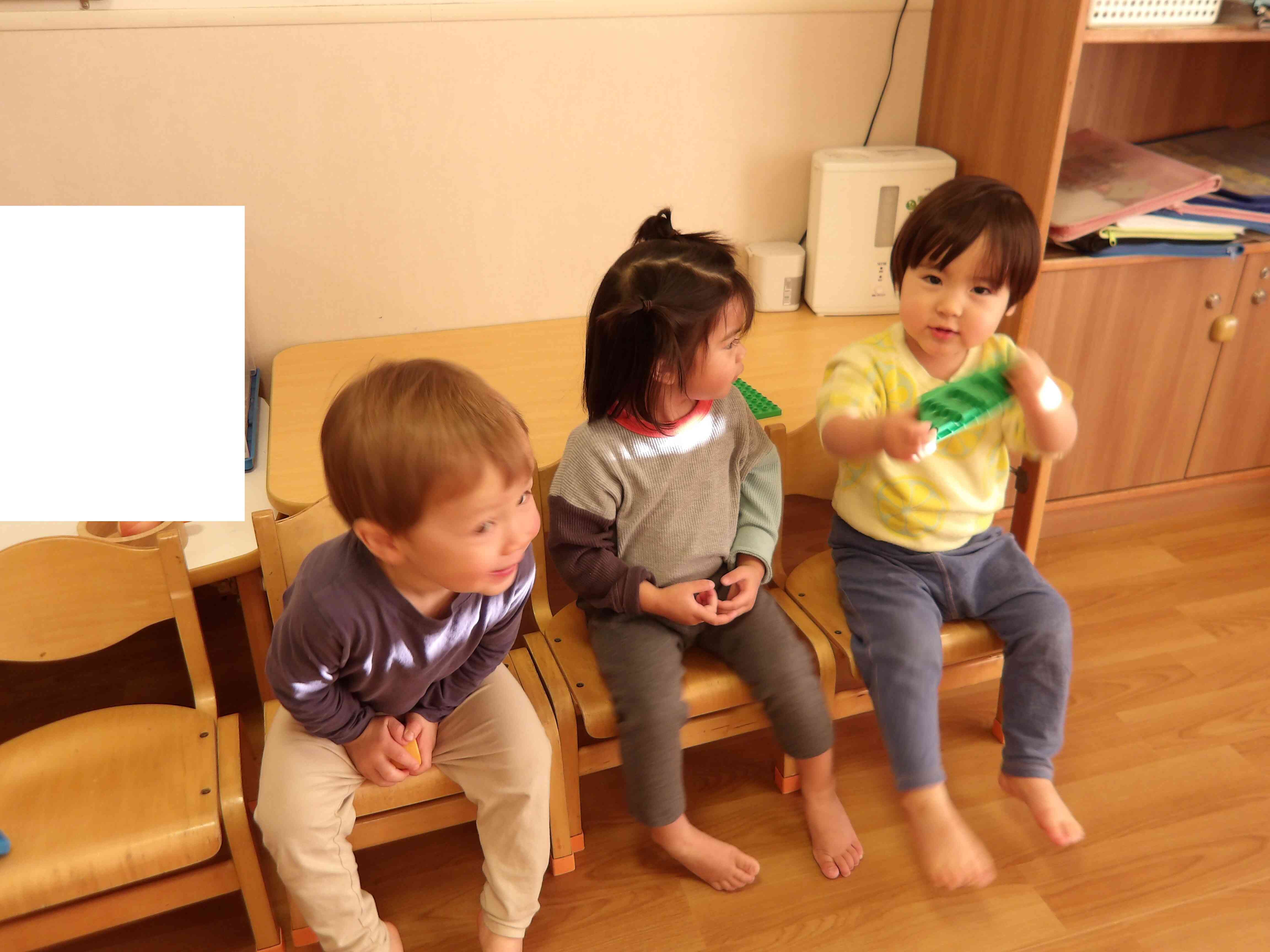 １歳児クラス　あひる組　ある日の遊びの一コマ...