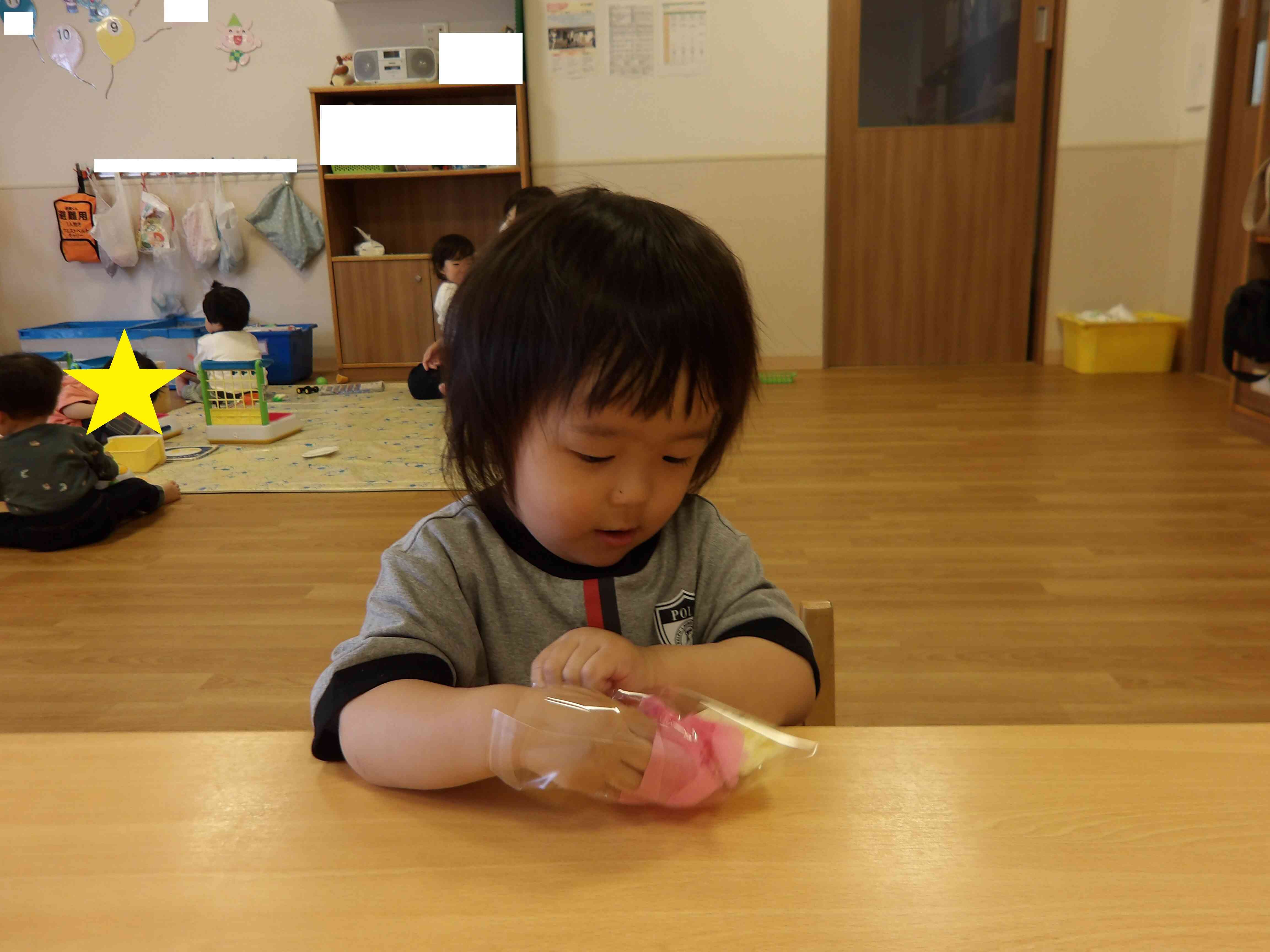 １歳児クラス　あひる組　こいのぼり製作