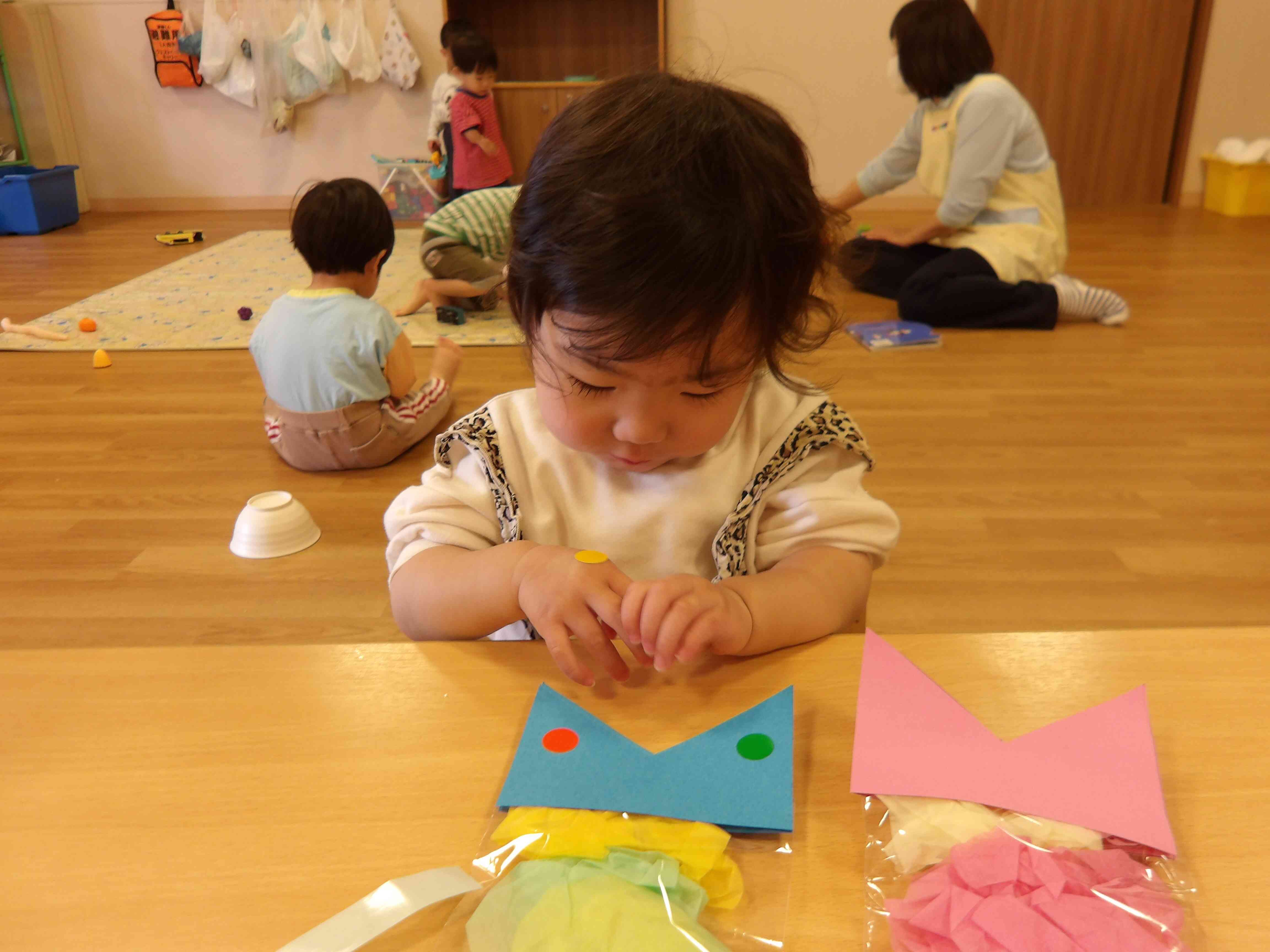 シール、ペタペタ楽しいね♪