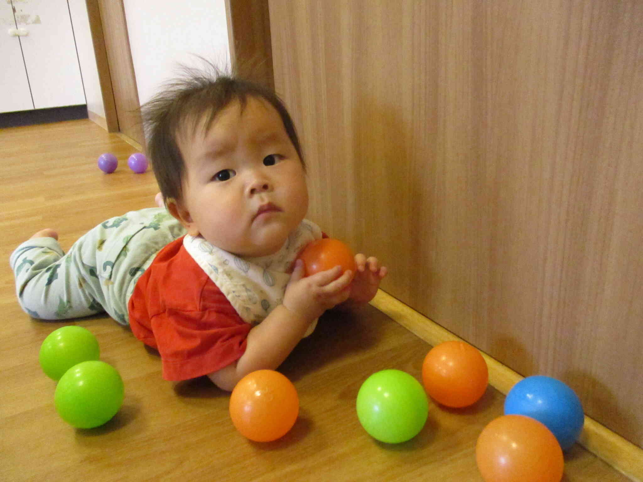 ０歳児クラス　ひよこ組　カラーボール遊び