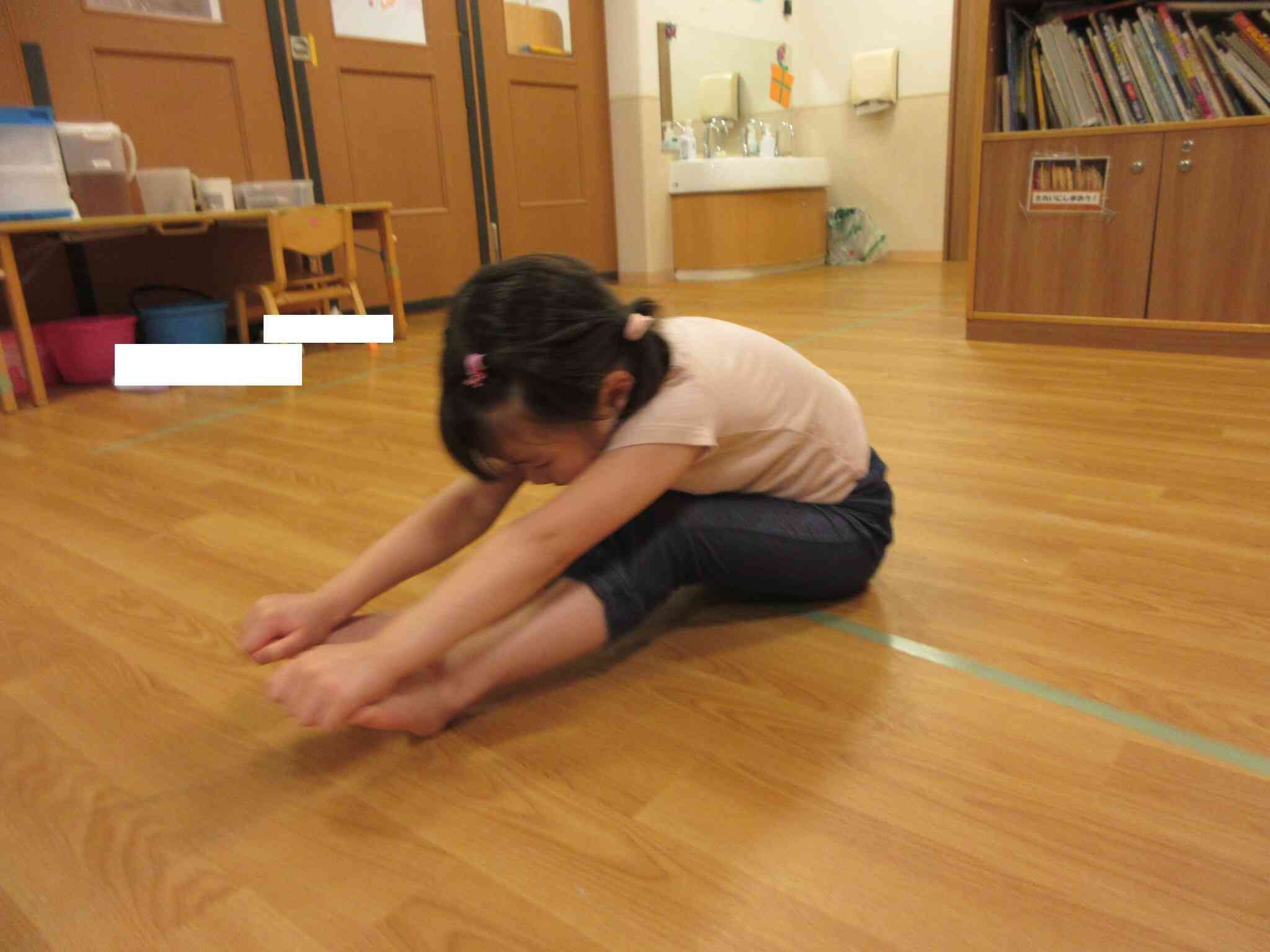 4歳児クラス パンダ組 ～体操～ 後転頑張るぞ！｜ニチイキッズ