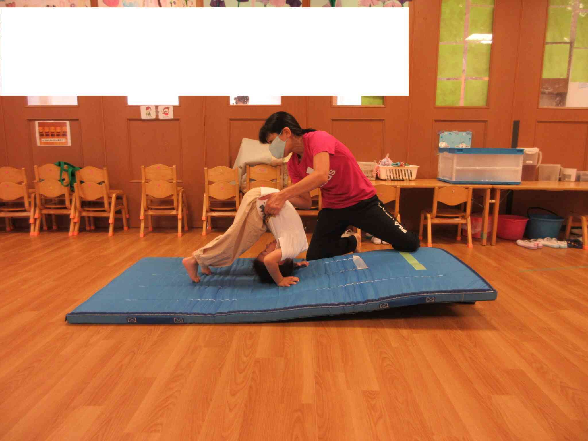 4歳児クラス パンダ組 ～体操～ 後転頑張るぞ！｜ニチイキッズ
