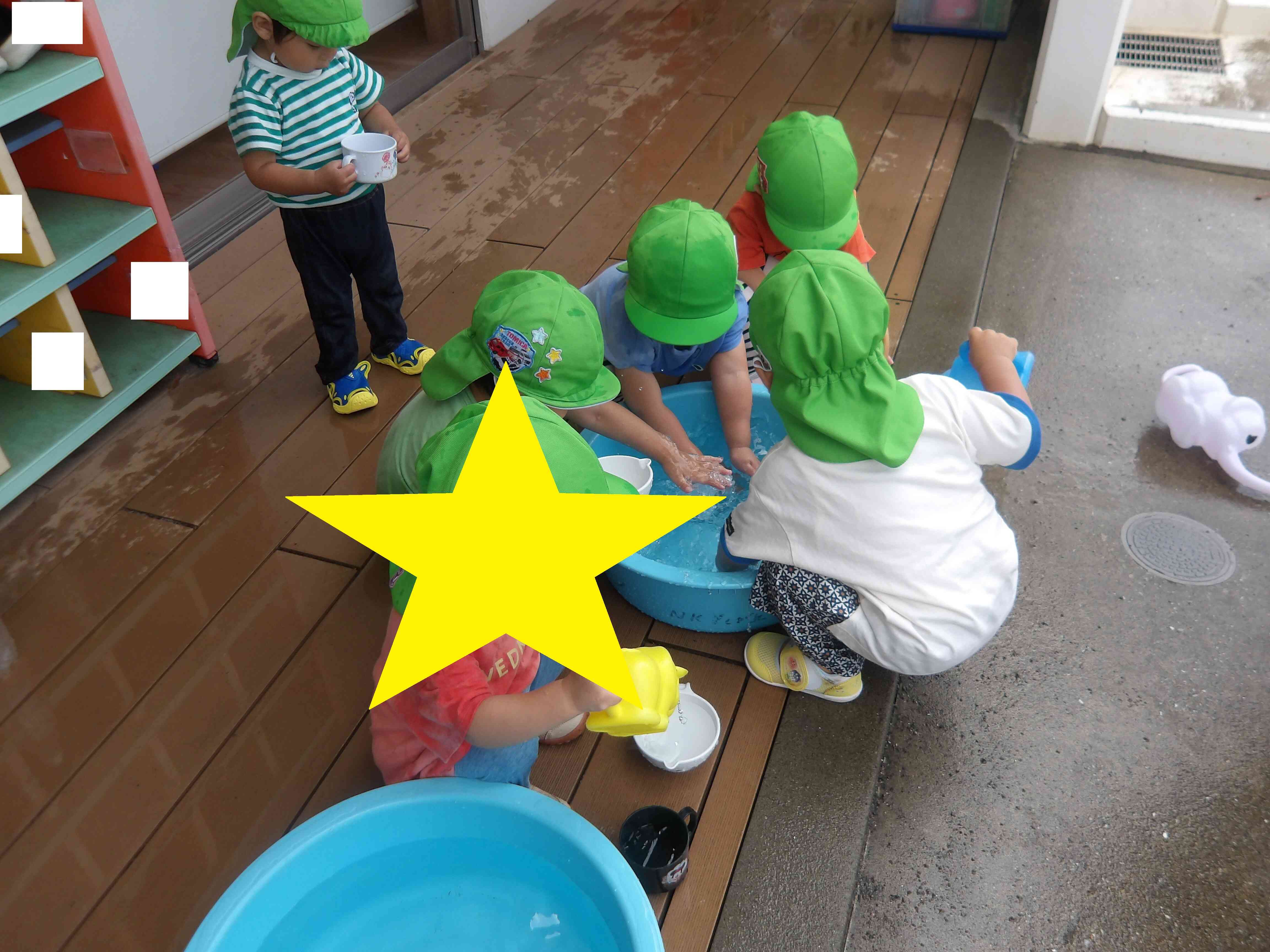 １歳児クラス　あひる組　はじめての水遊び