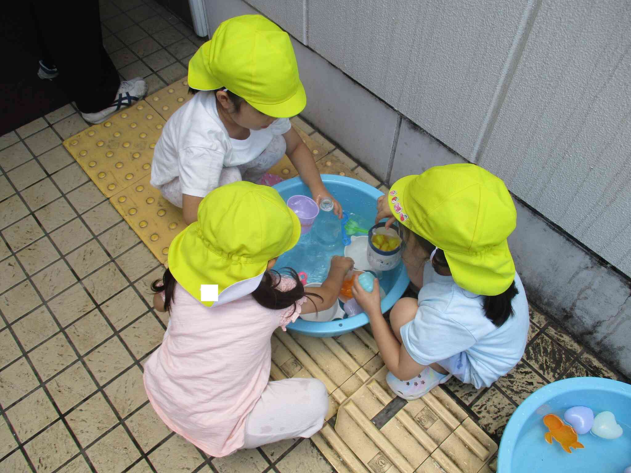 ４歳児クラス　ぱんだ組　水遊び