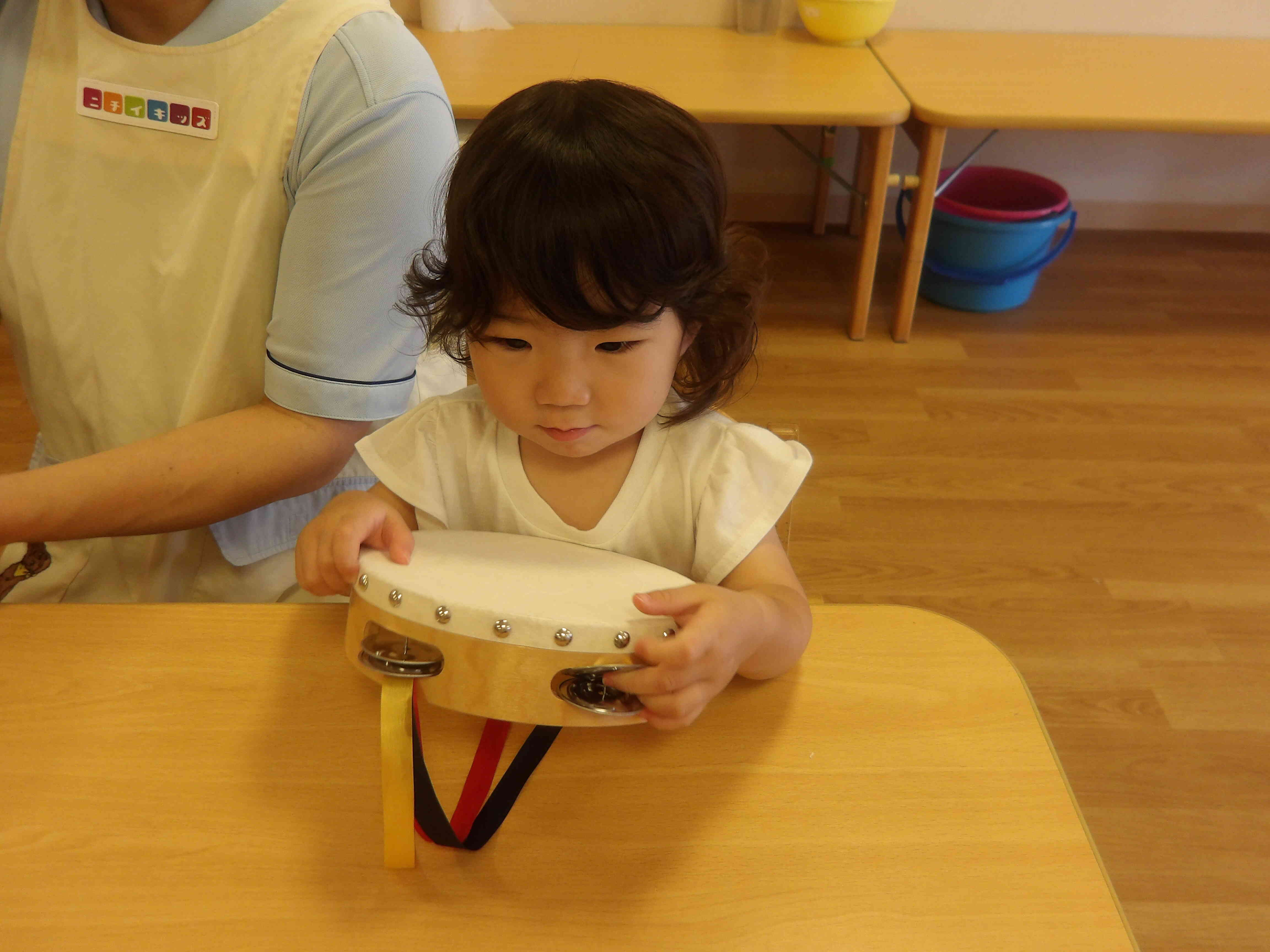1歳児クラス　あひる組　楽器遊び