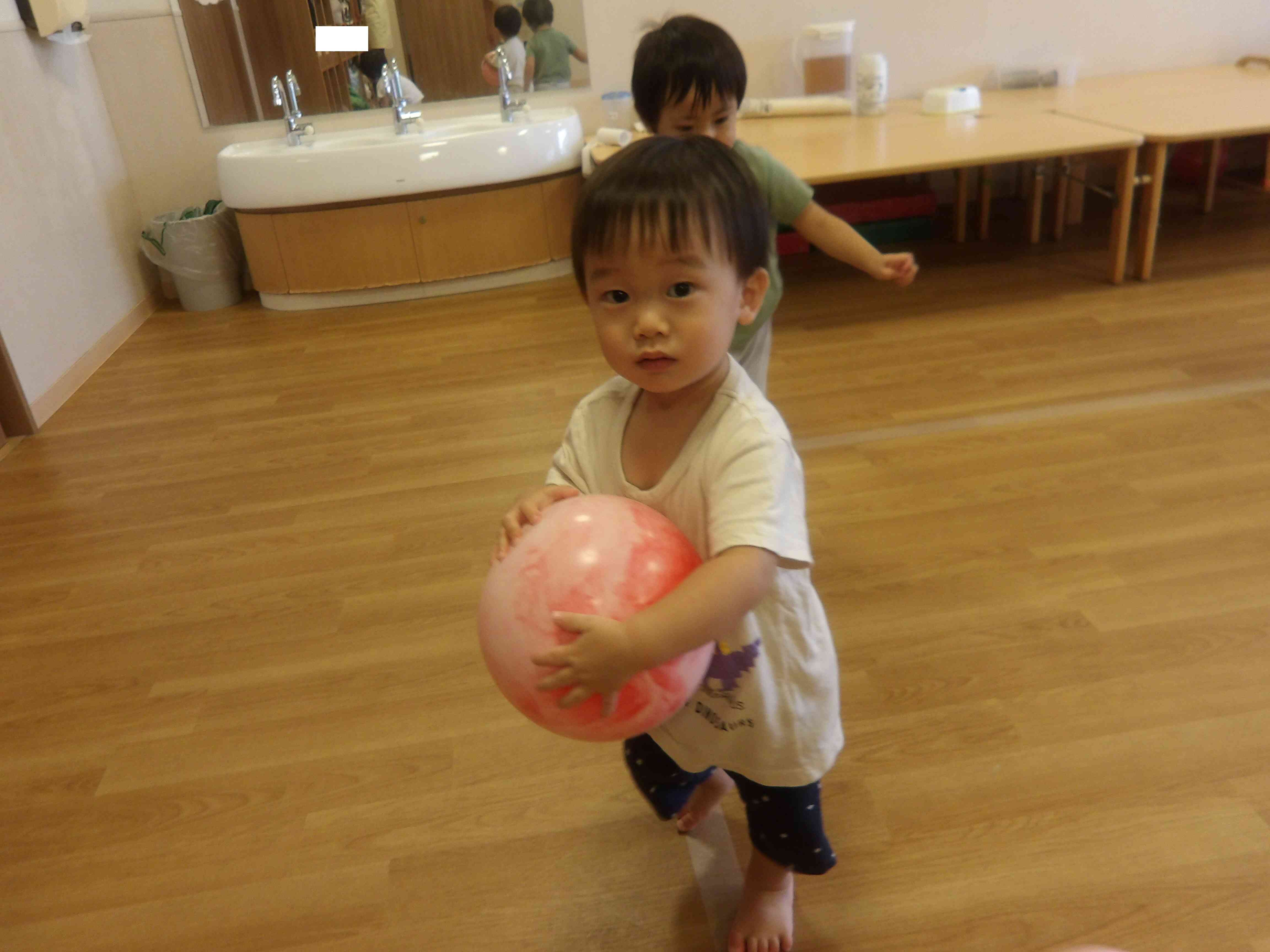 １歳児クラス　あひる組　ボール遊び