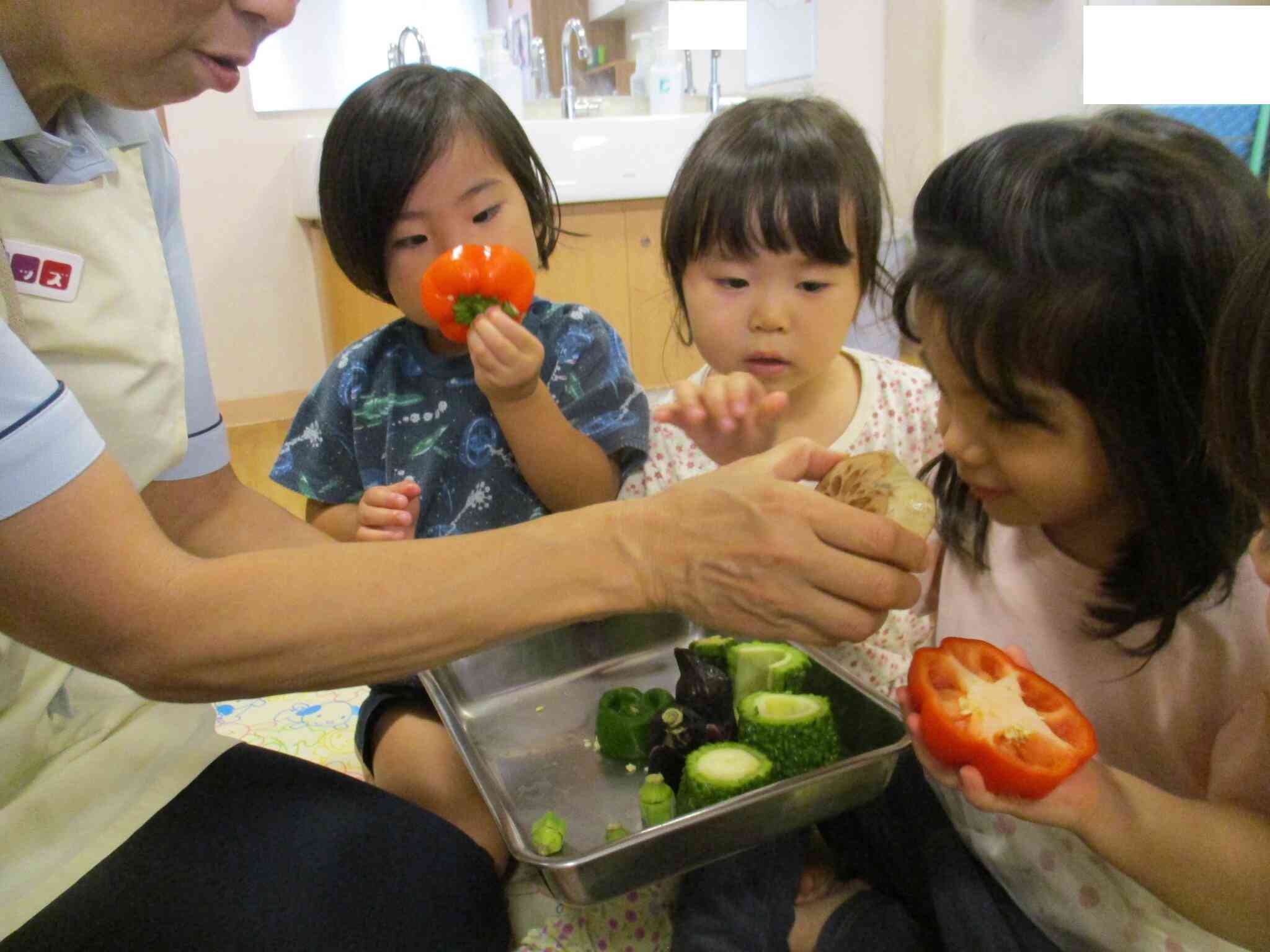2歳児クラス うさぎ組 食育~野菜スタンプ~