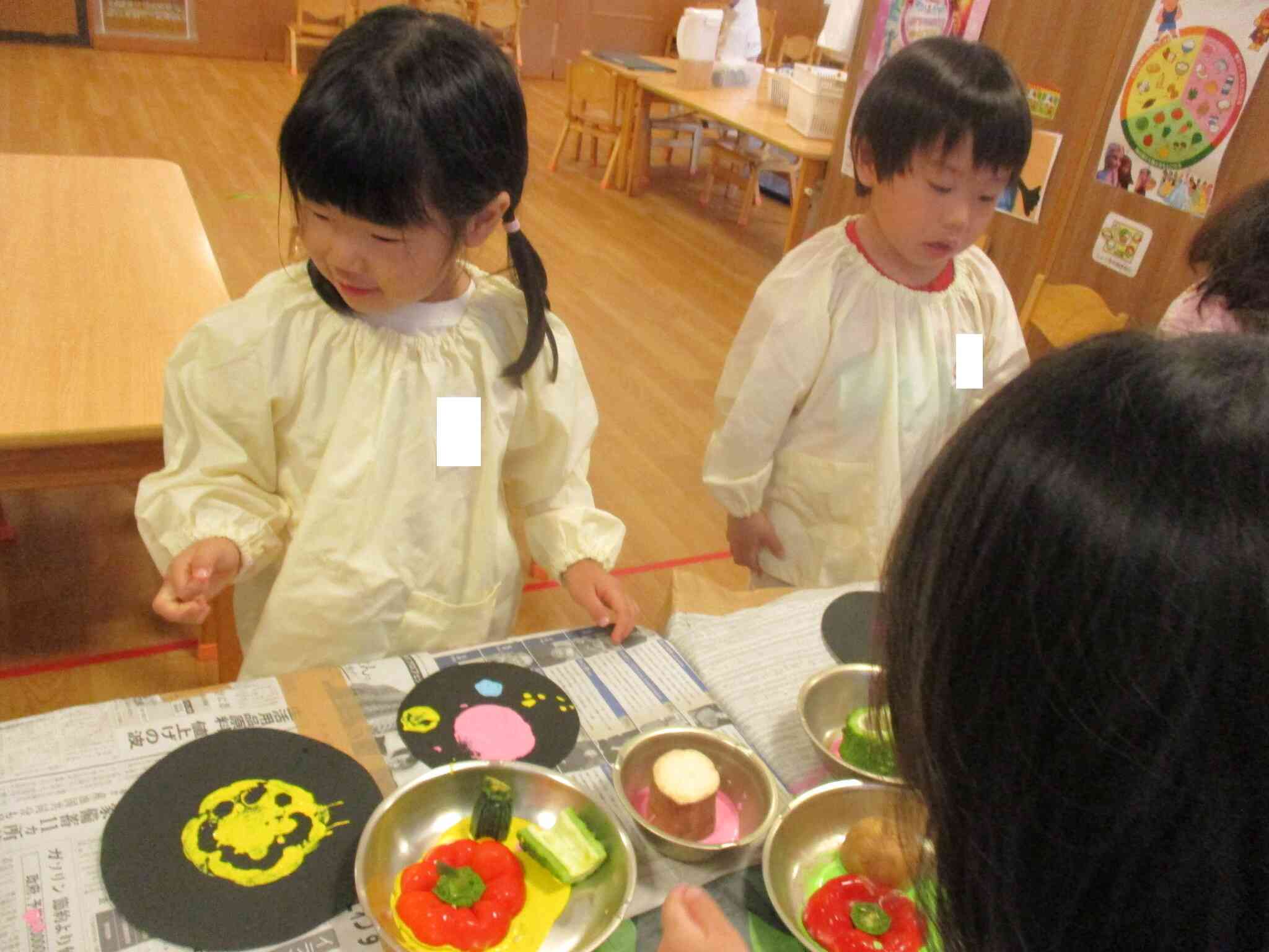 ３歳児　りす組　野菜スタンプ