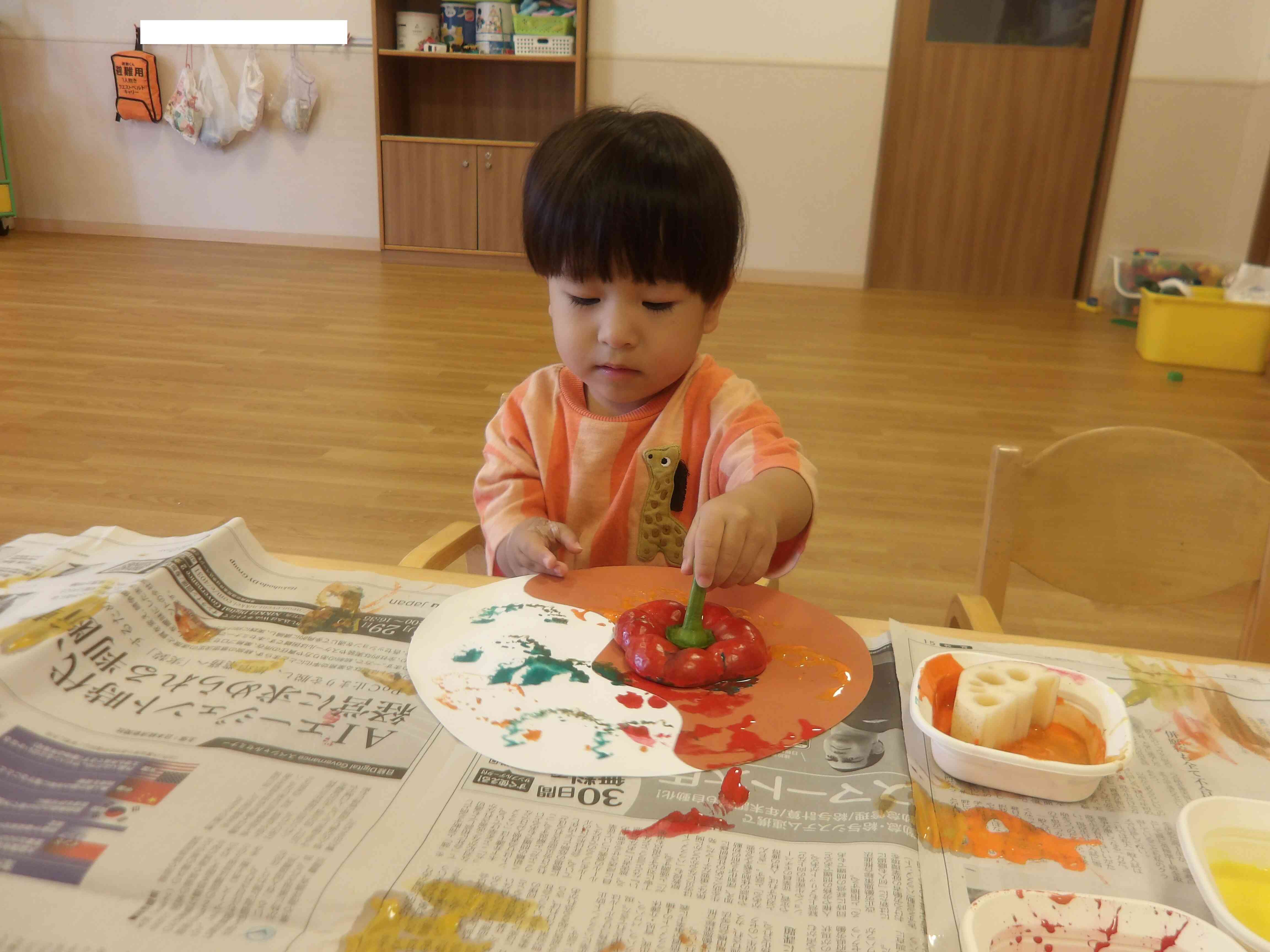 １歳児クラス　あひる組　野菜スタンプ