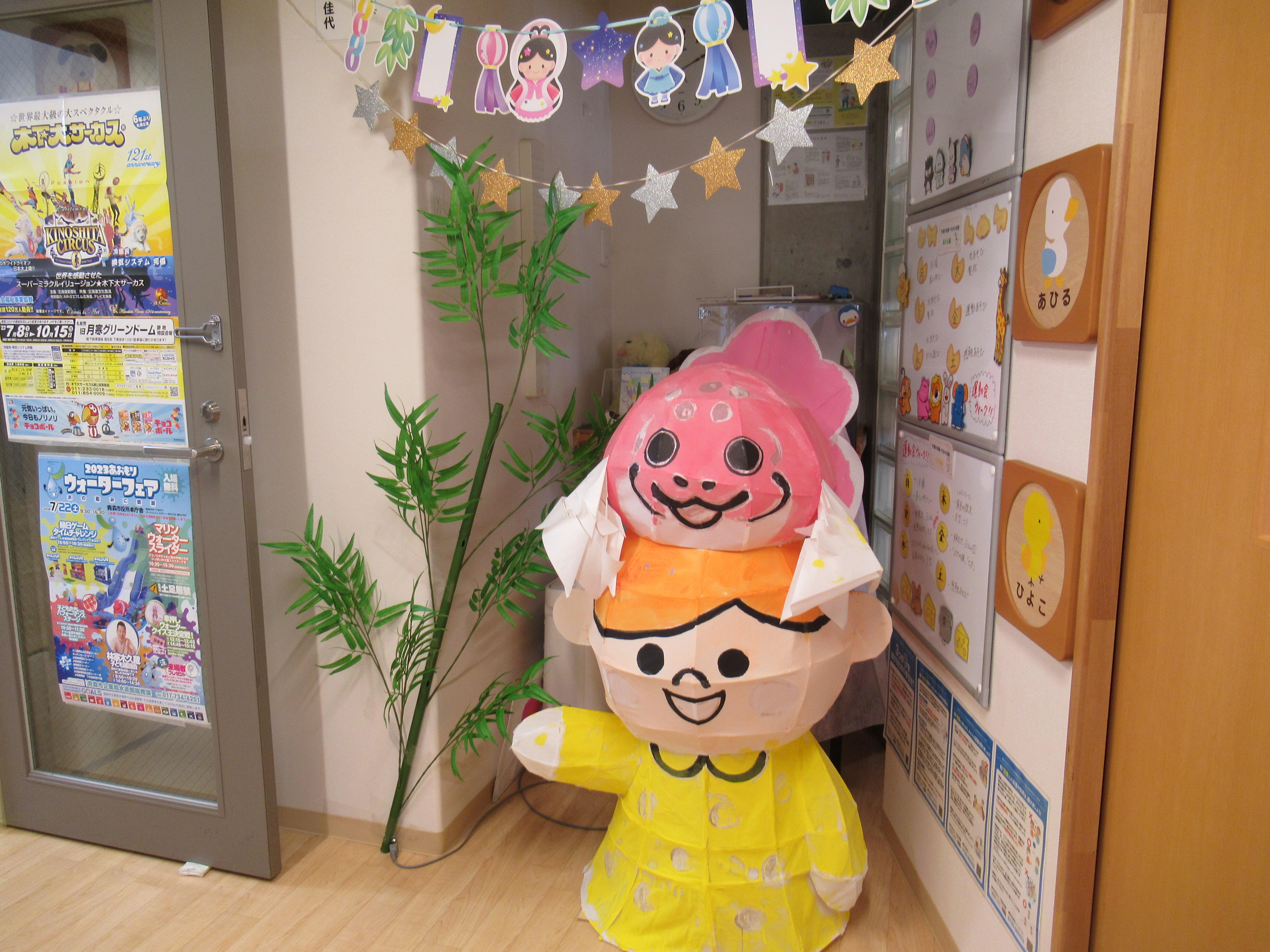 保育園玄関の作品展示