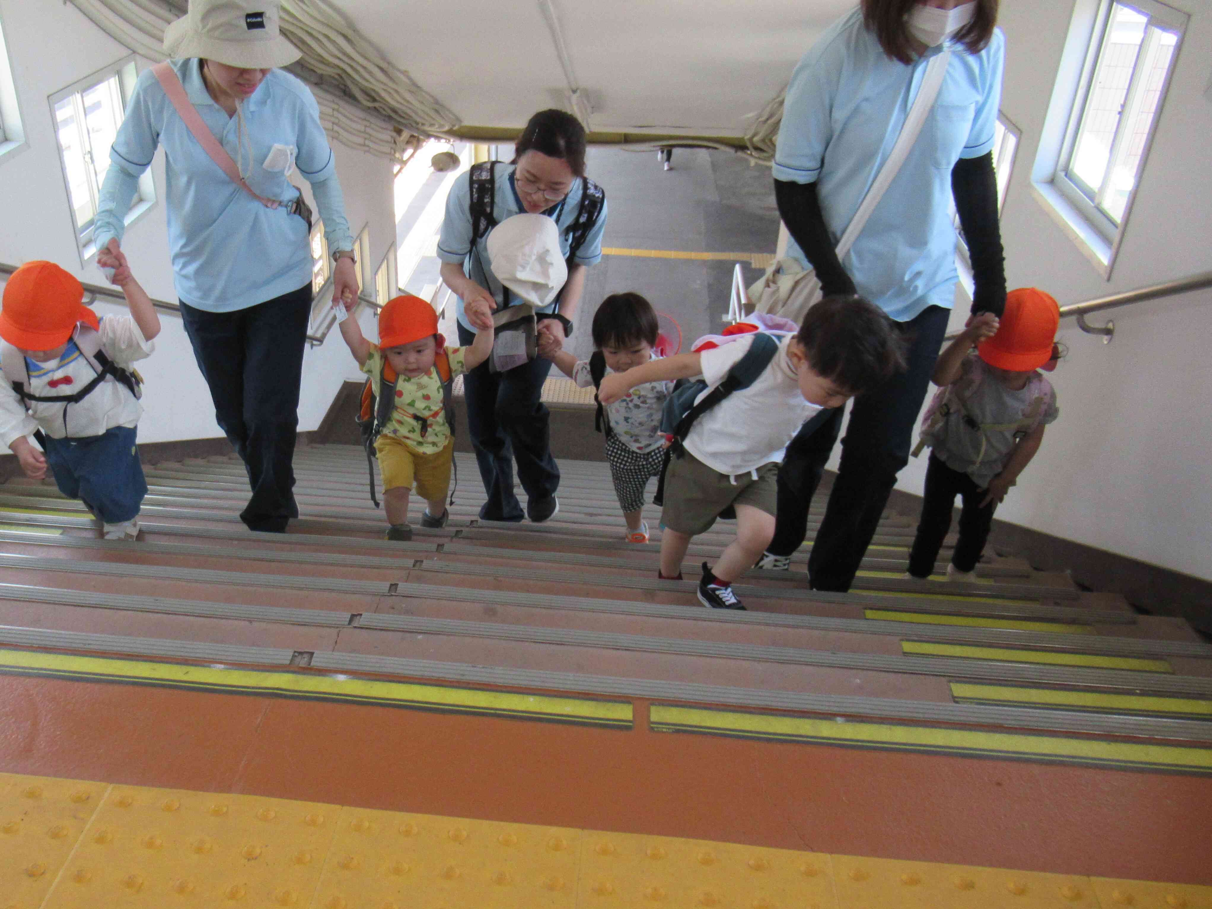 駅の階段、頑張ってのぼったよ